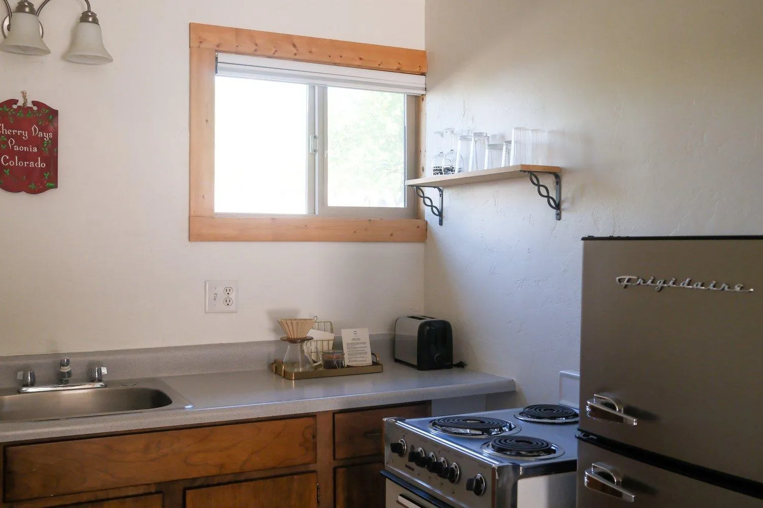 Kitchen or kitchenette in Rocky Mountain Inn
