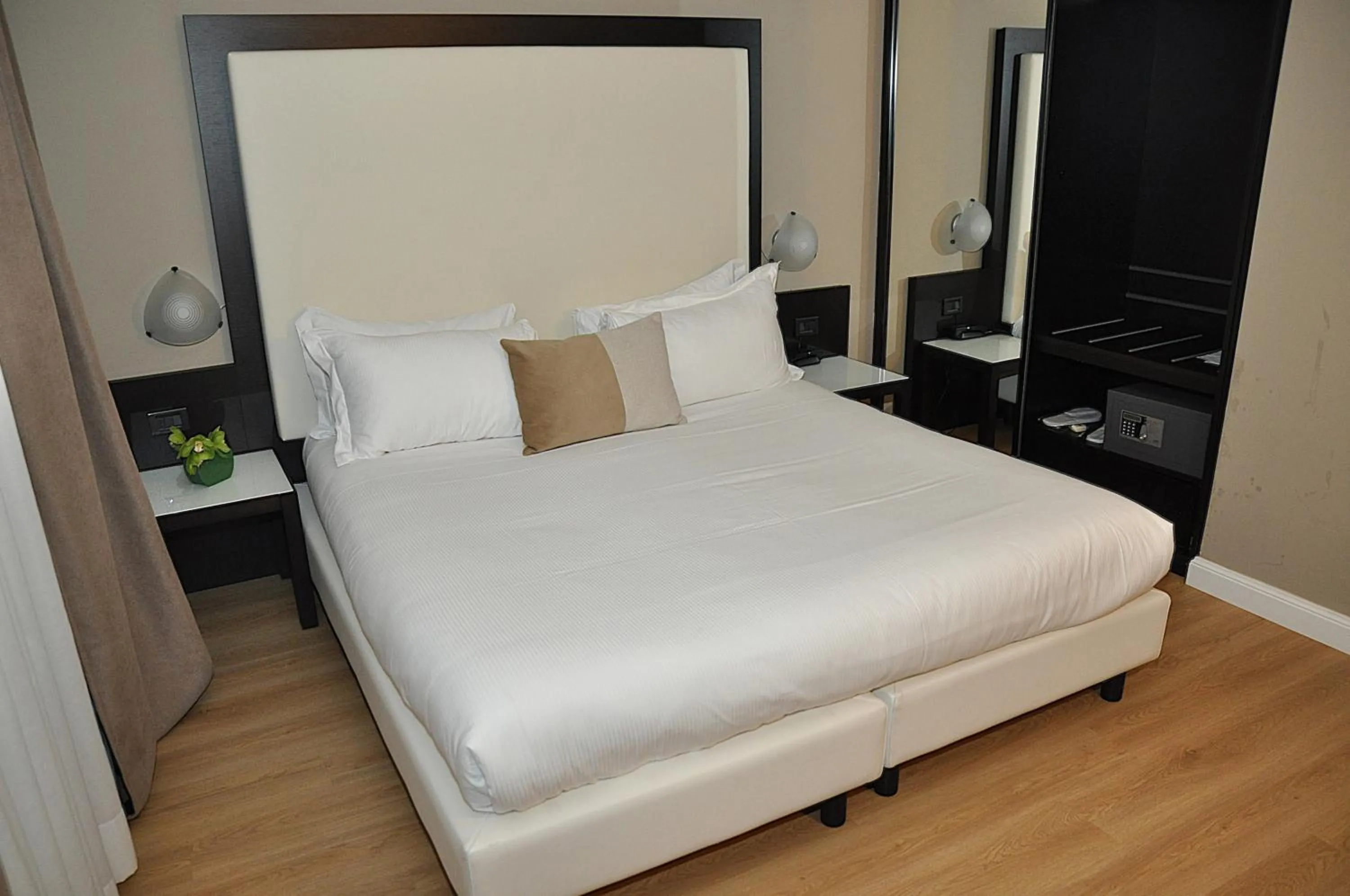 Bedroom, Bed in Hotel Comtur