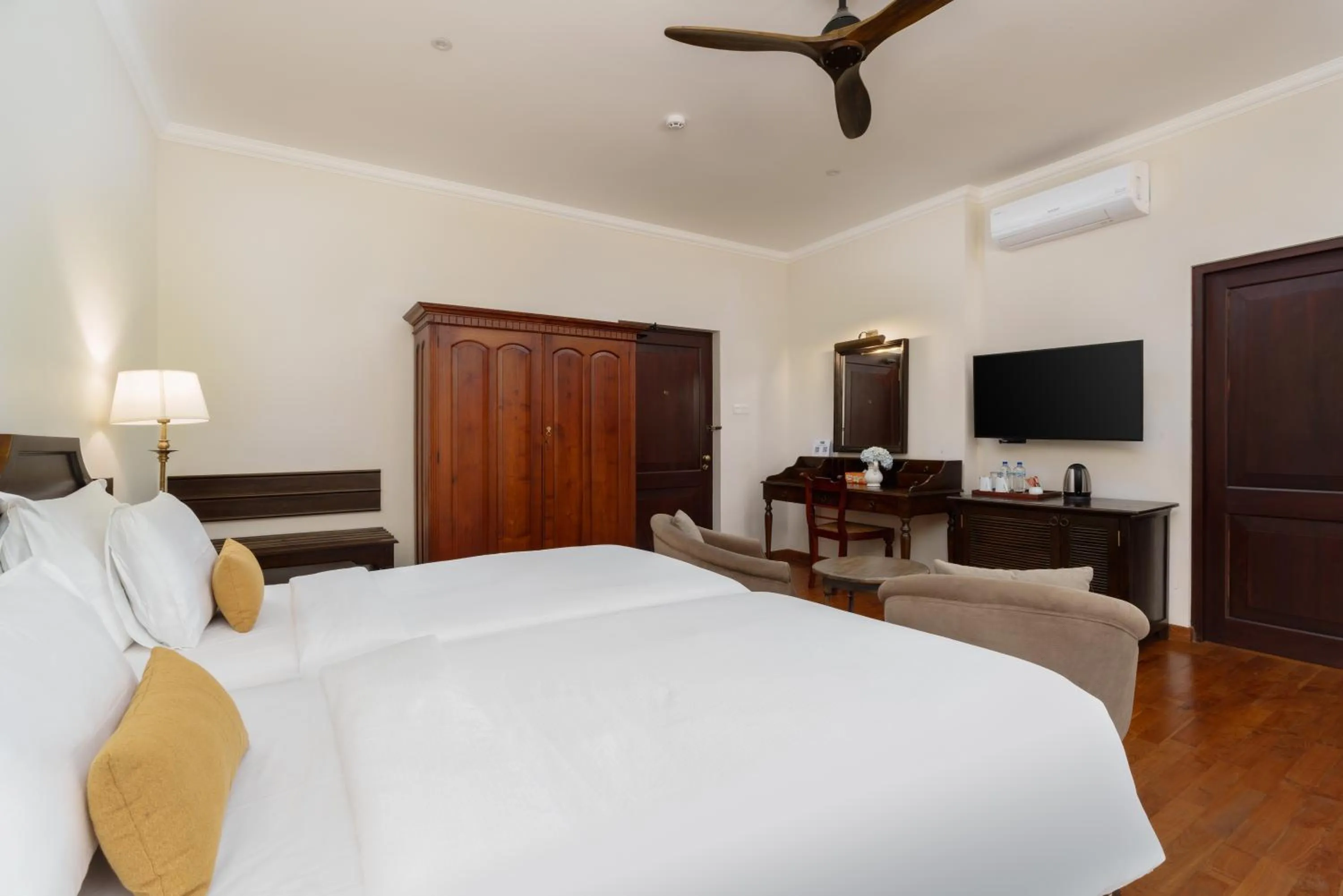 Bed in Chimneys Nuwara Eliya
