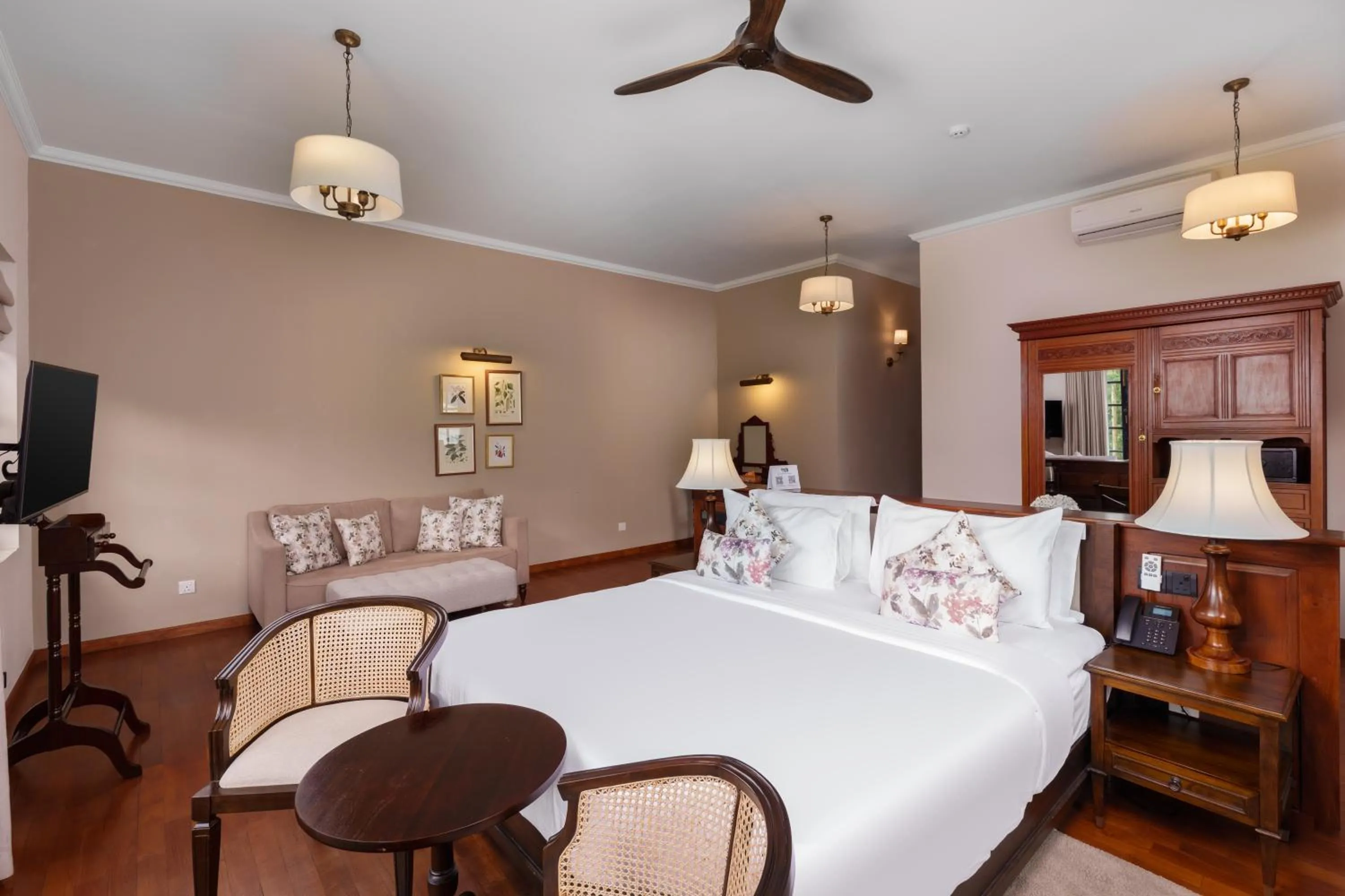 Bed in Chimneys Nuwara Eliya