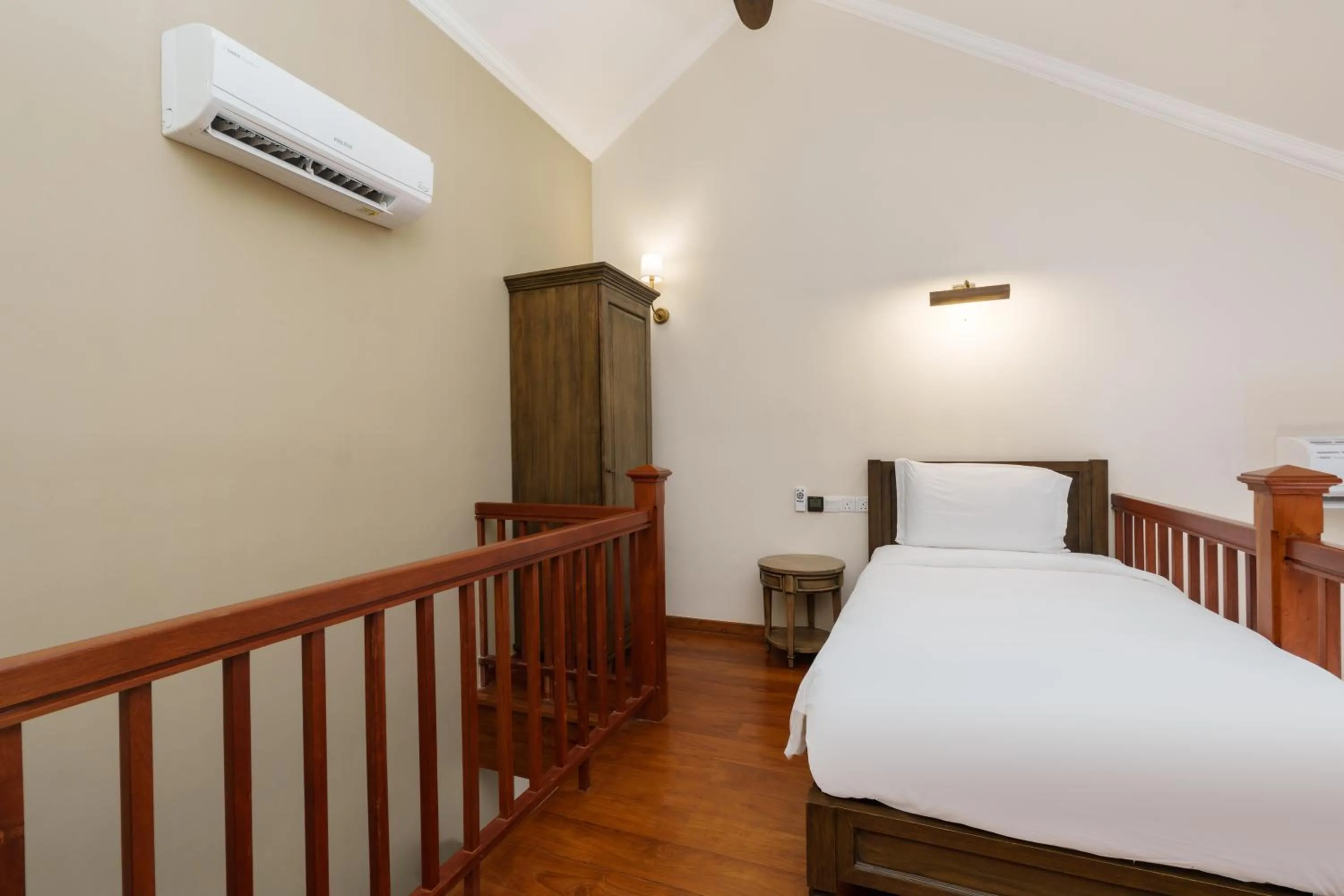 Bed in Chimneys Nuwara Eliya