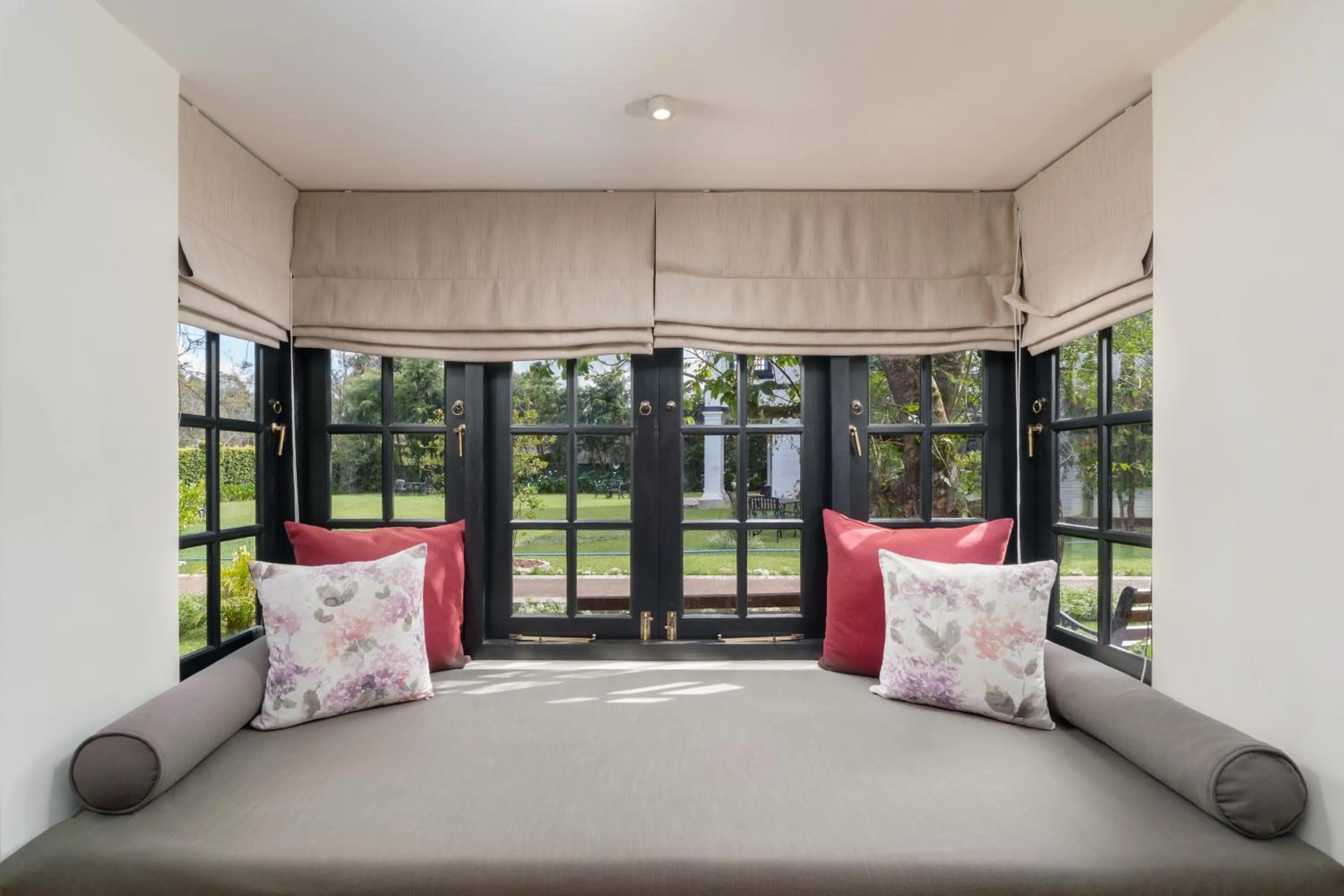 Bed in Chimneys Nuwara Eliya
