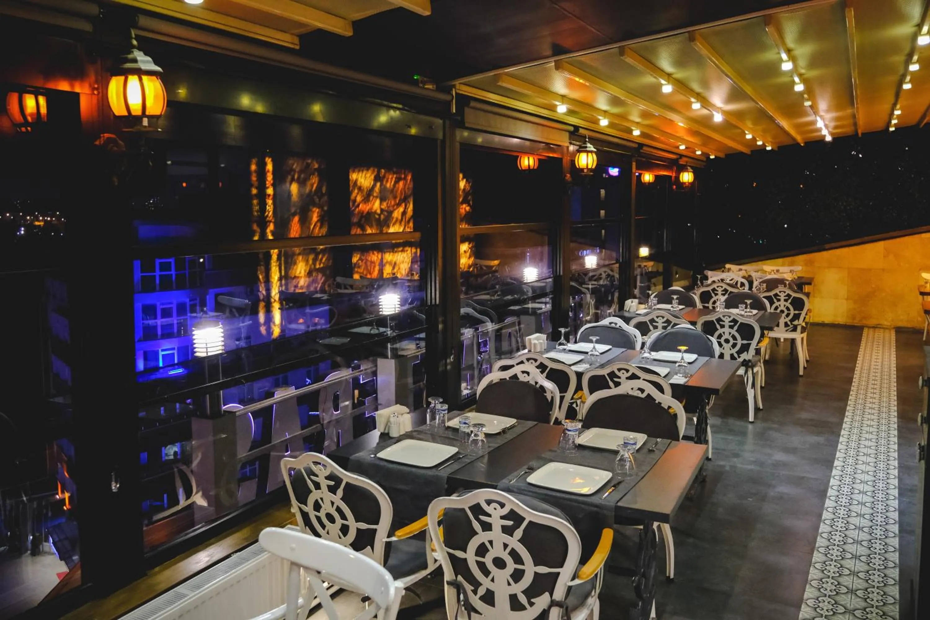 Restaurant/places to eat in INN TOWN HOTEL