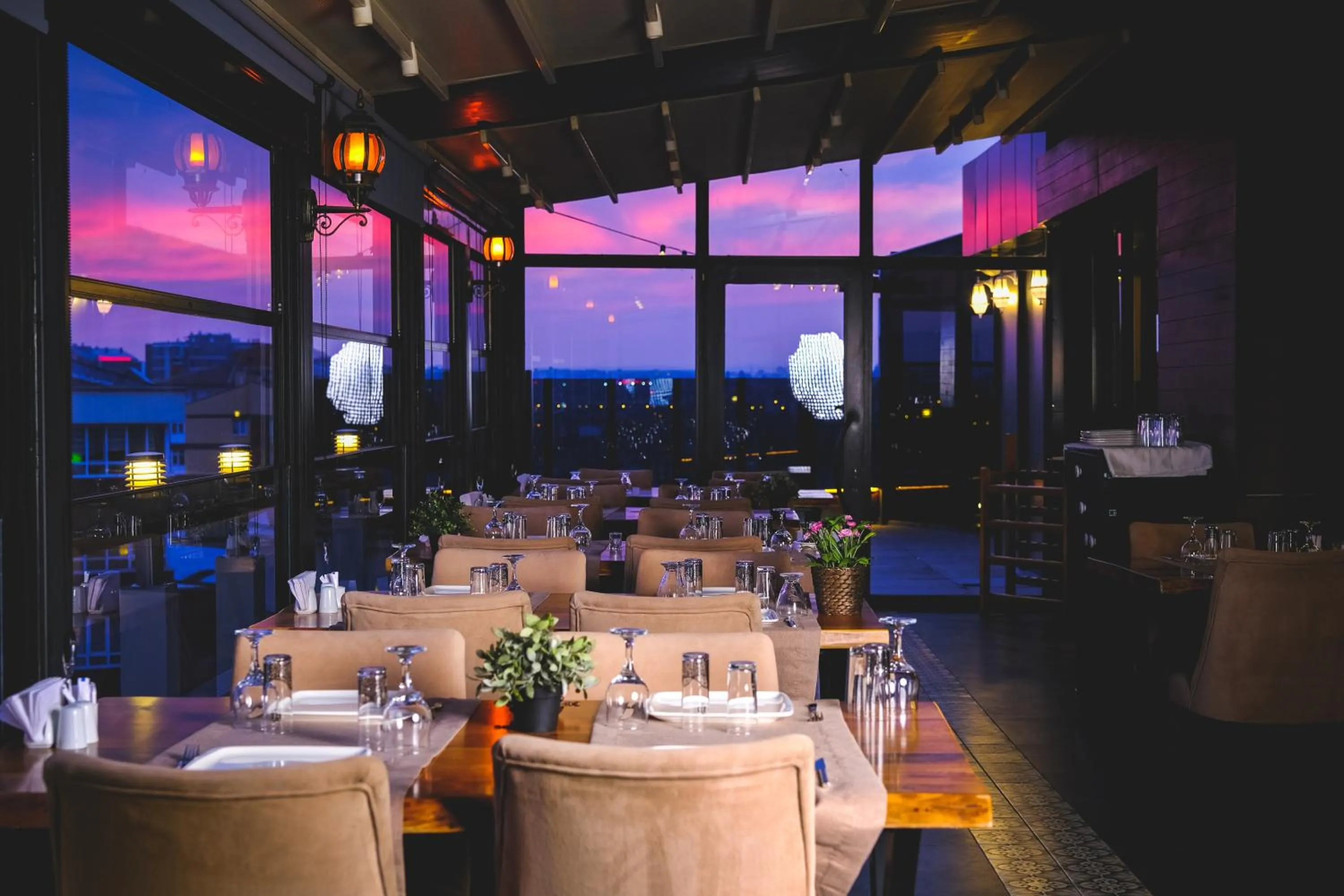 Restaurant/places to eat in INN TOWN HOTEL