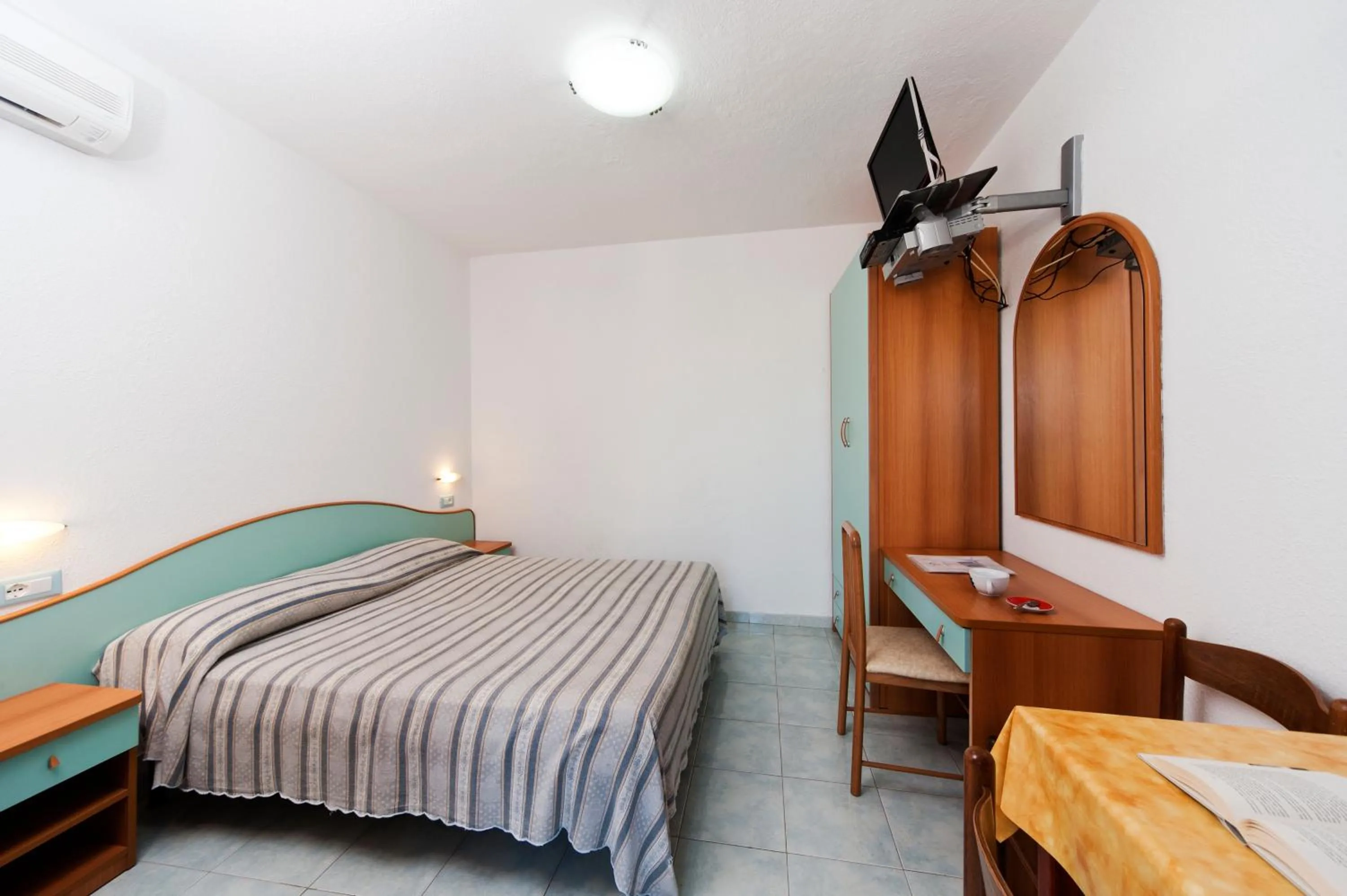 Photo of the whole room, Bed in Residence Hotel La Rotonda Sul Mare