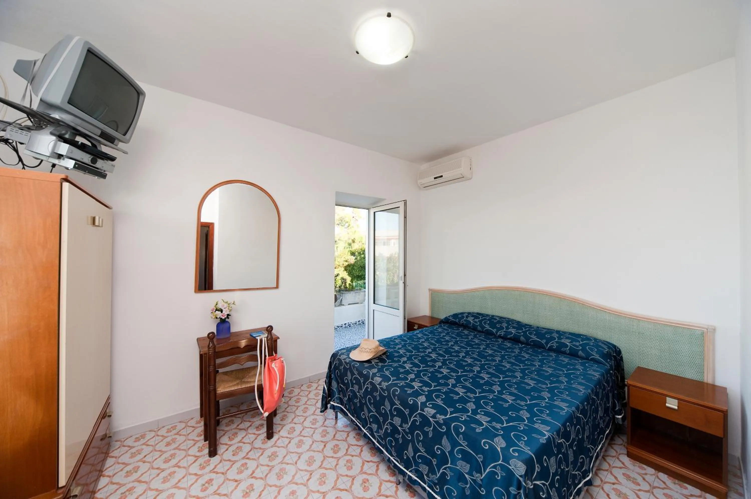 Photo of the whole room, Bed in Residence Hotel La Rotonda Sul Mare