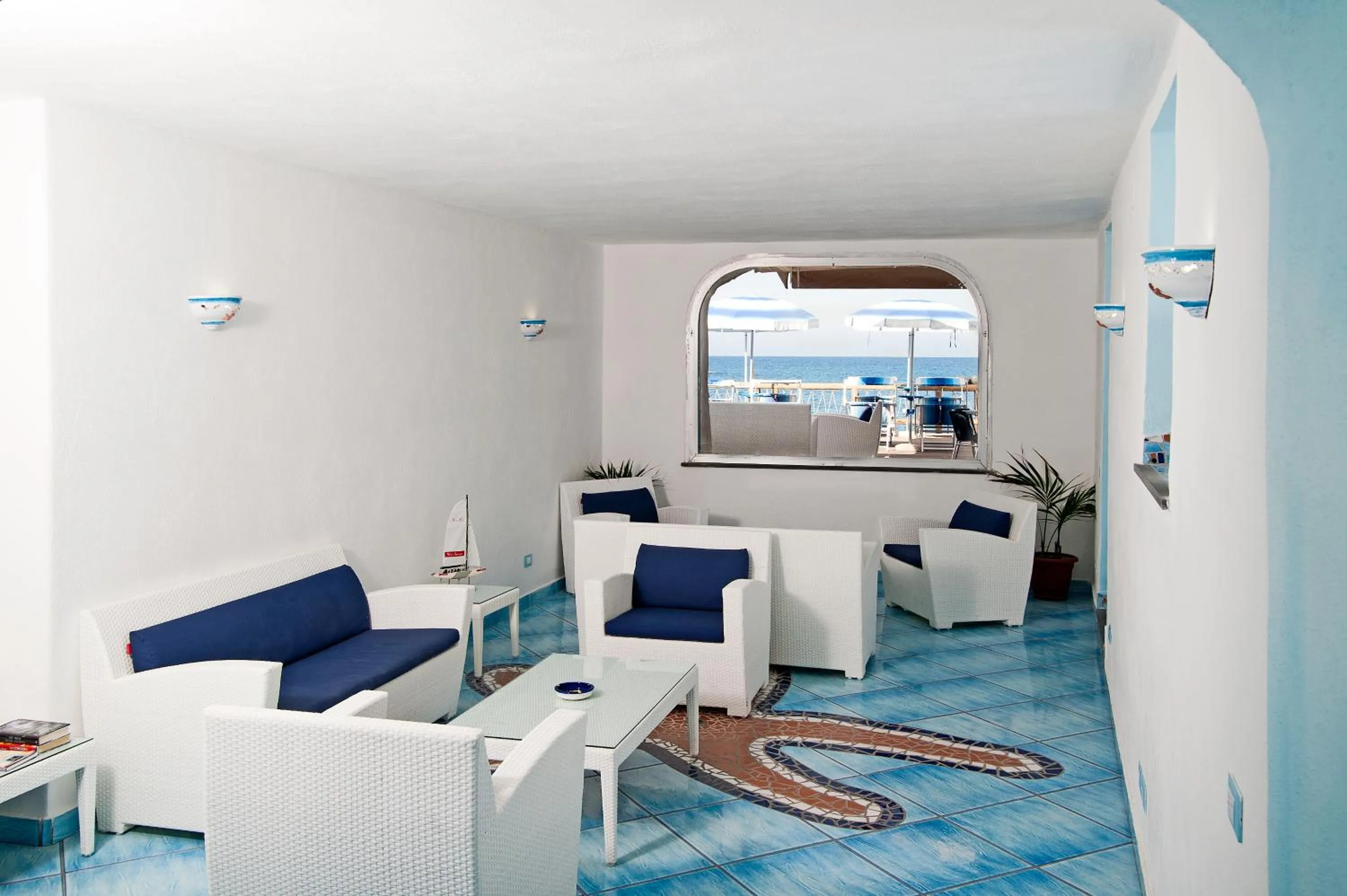 Communal lounge/ TV room in Residence Hotel La Rotonda Sul Mare
