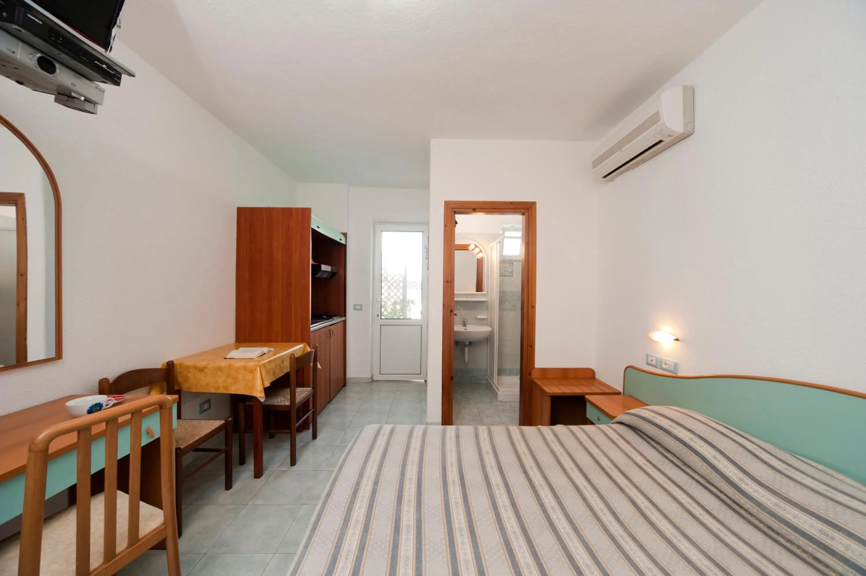 Photo of the whole room, Bed in Residence Hotel La Rotonda Sul Mare
