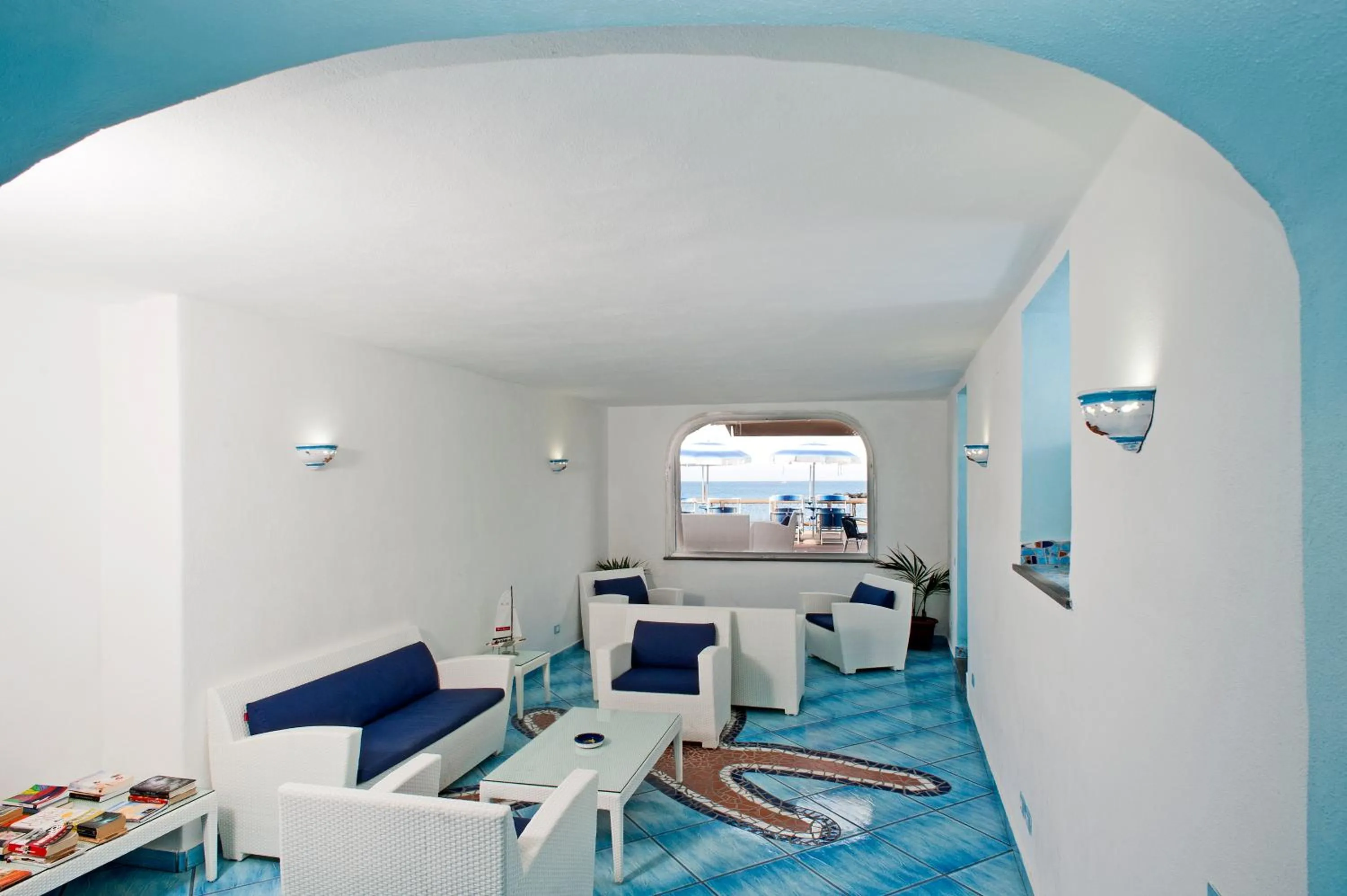 Communal lounge/ TV room in Residence Hotel La Rotonda Sul Mare