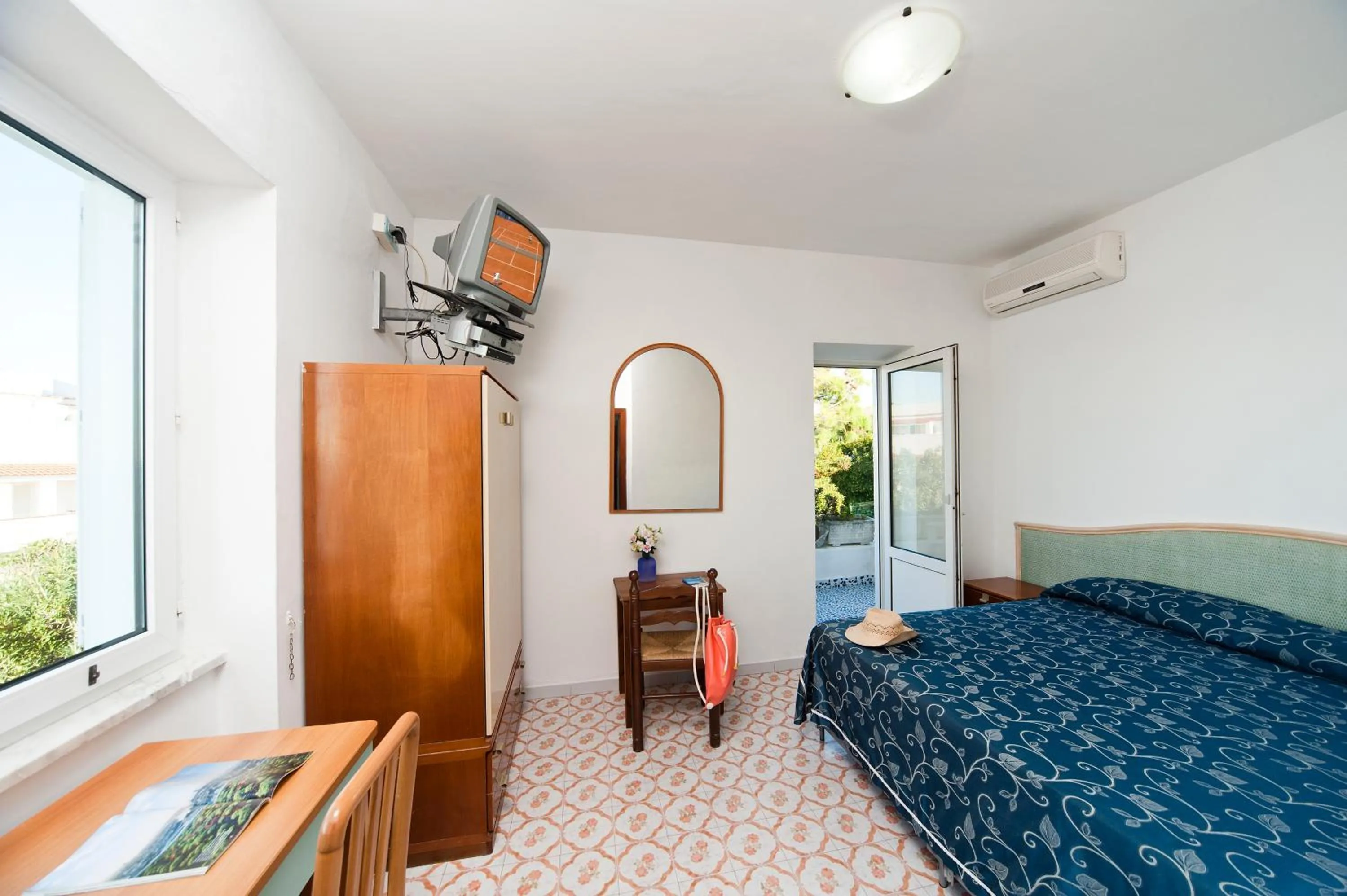 Photo of the whole room, Bed in Residence Hotel La Rotonda Sul Mare