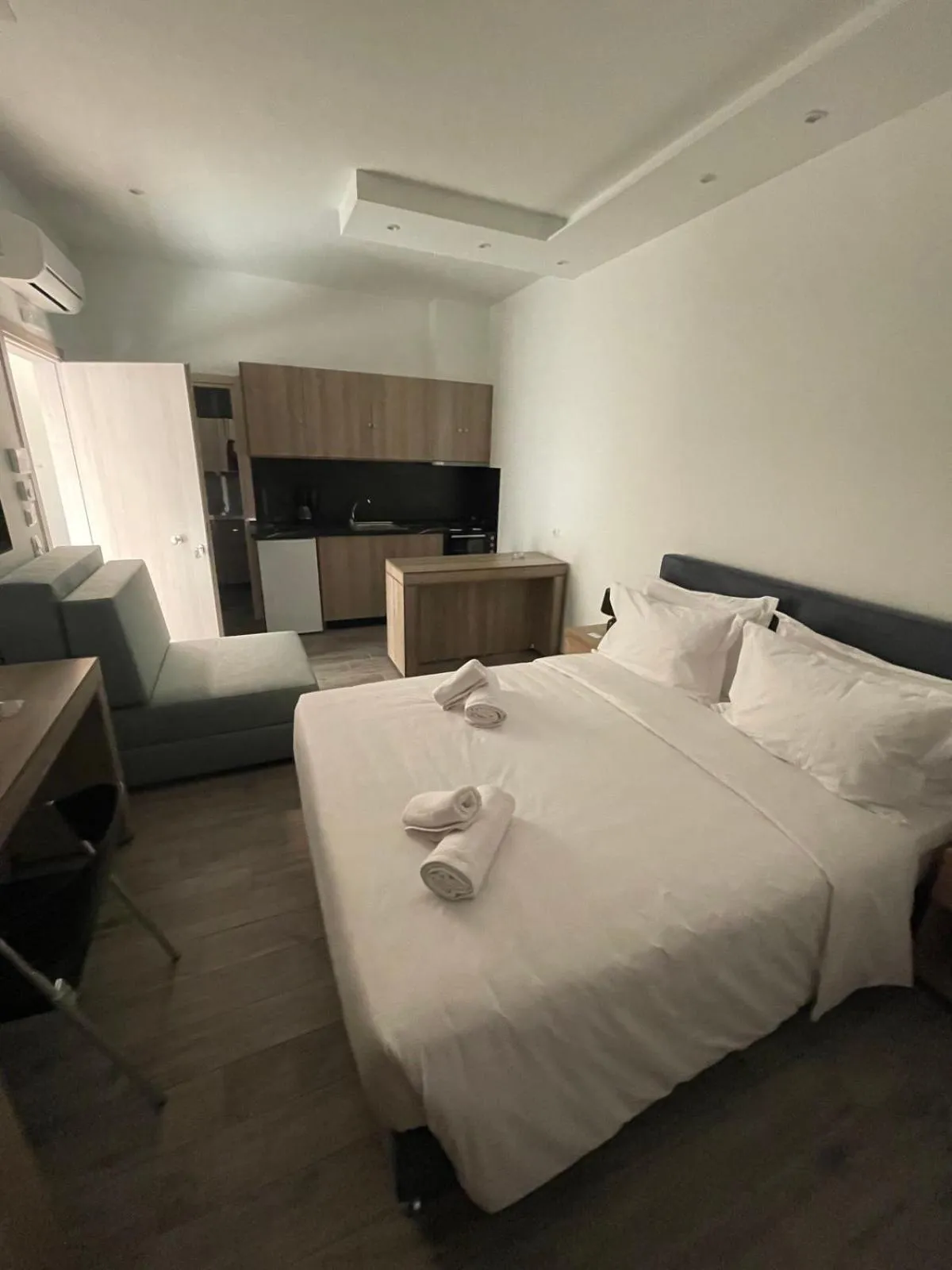 Bed in Eantos Studios and Suites