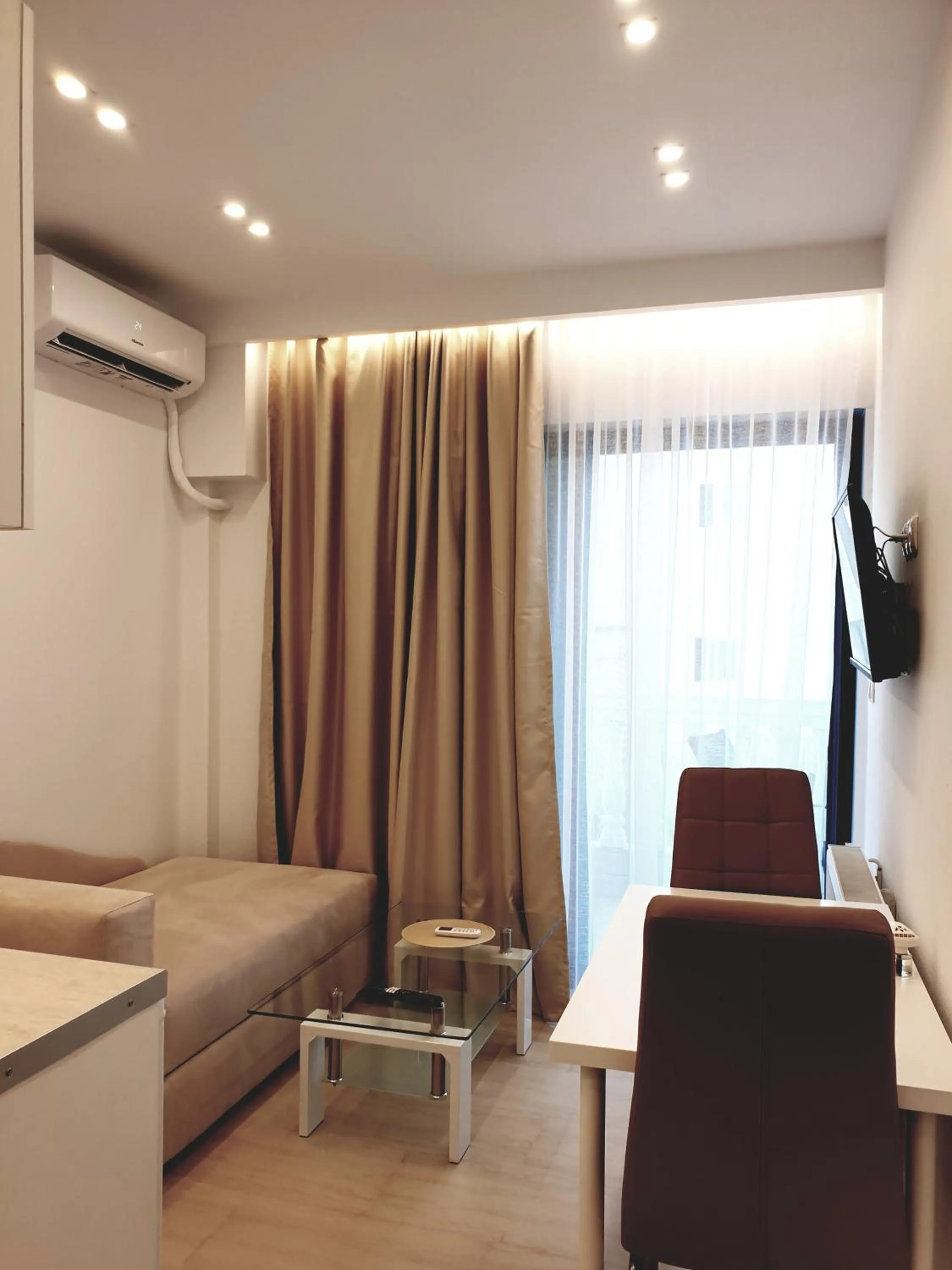 TV and multimedia in Eantos Studios and Suites