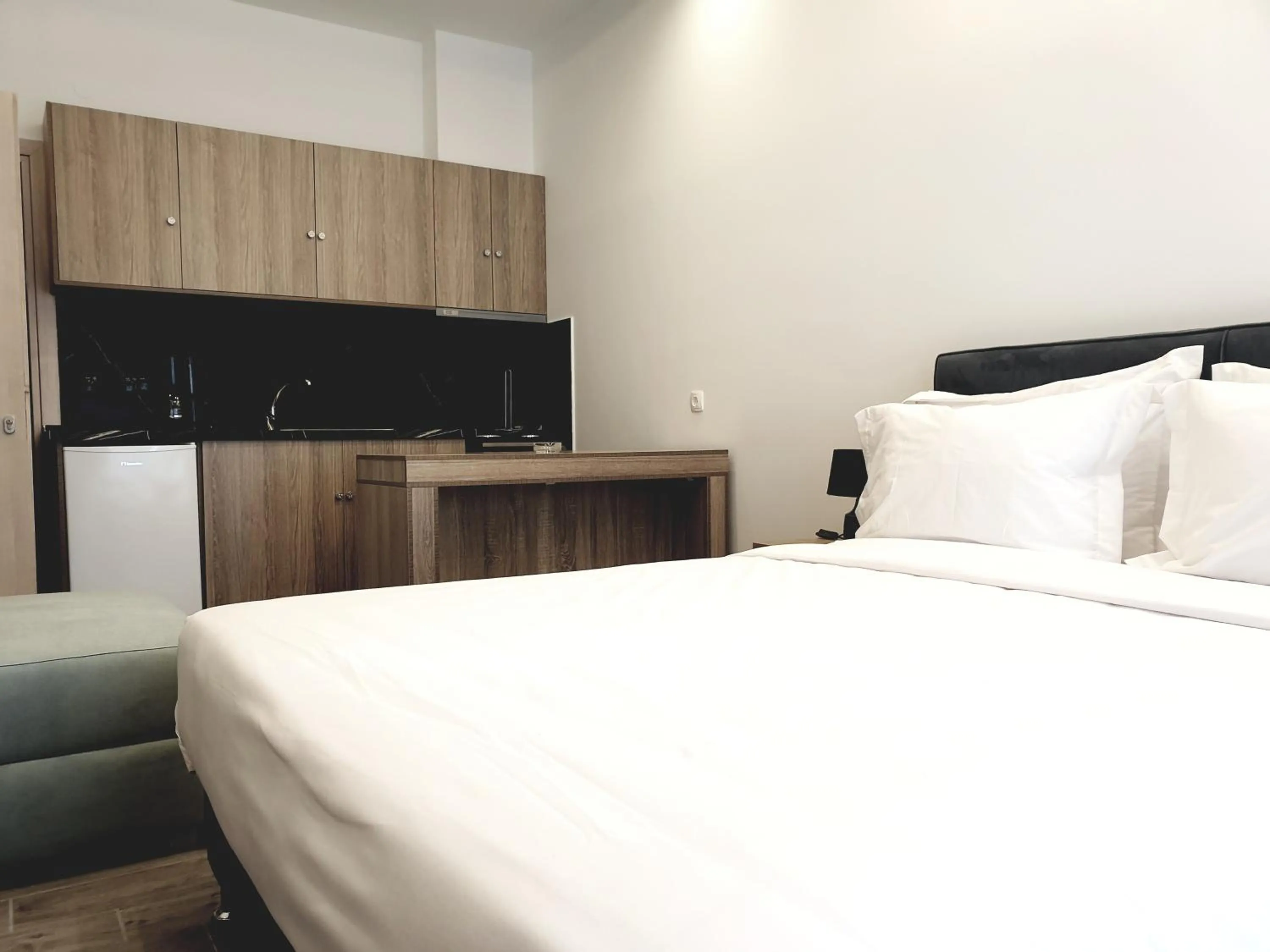 Bed in Eantos Studios and Suites