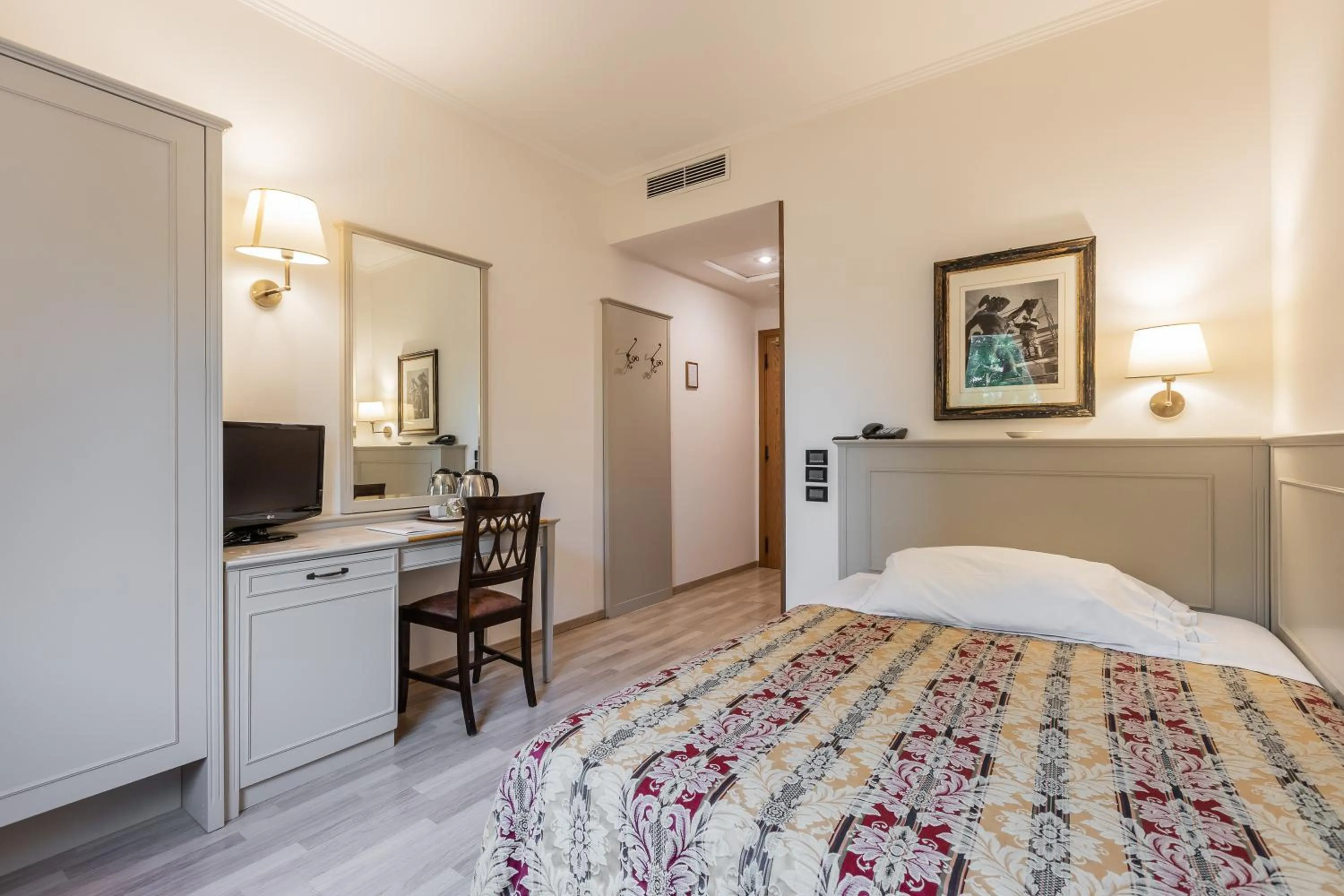 Photo of the whole room, Bed in Hotel Michelangelo