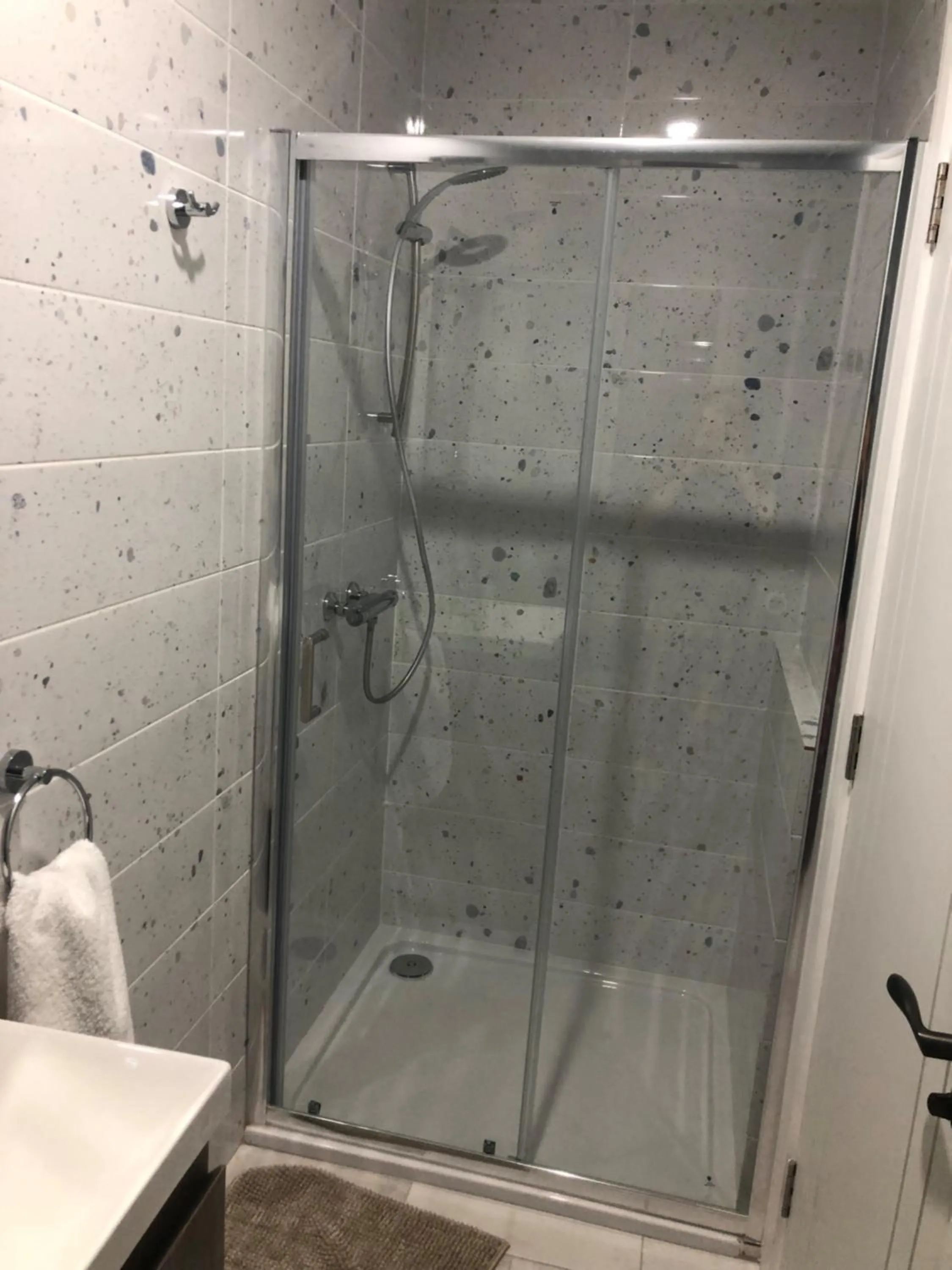 Shower in Kearney's Cottage B&B