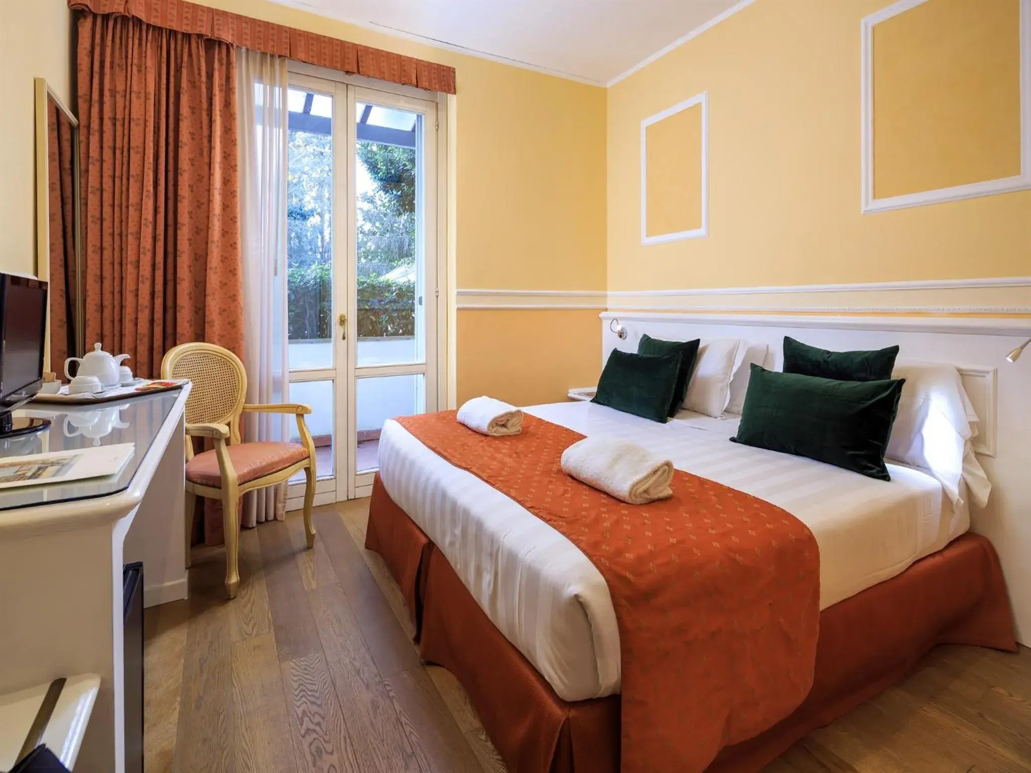 Basic Double or Twin Room - single occupancy - Annex in Hotel Villa Carlotta Basic Double or Twin Room - single occupancy - Annex in Hotel Villa Carlotta