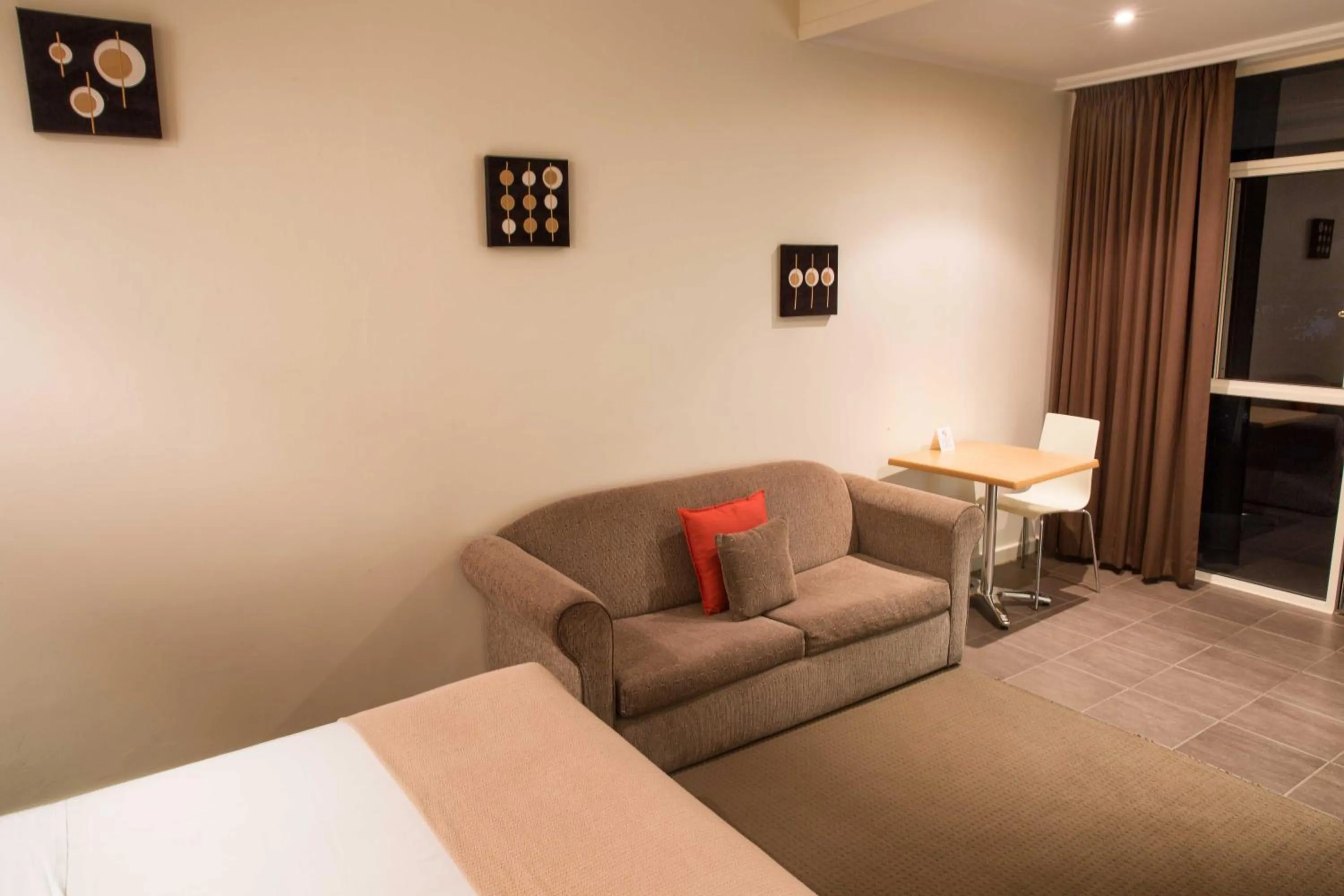 Living room in Burkes Hotel Motel