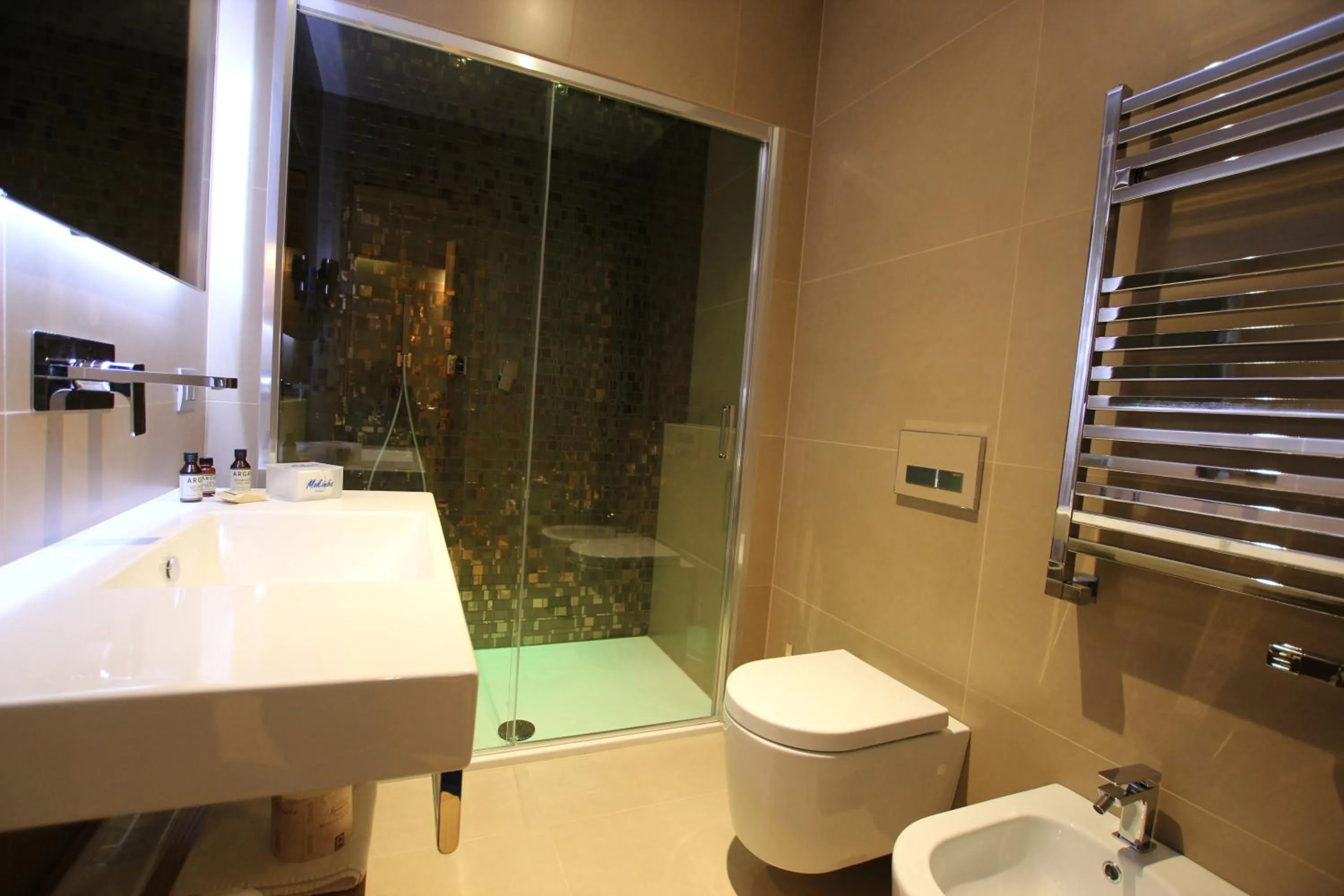 Shower in Mokinba Hotels Baviera