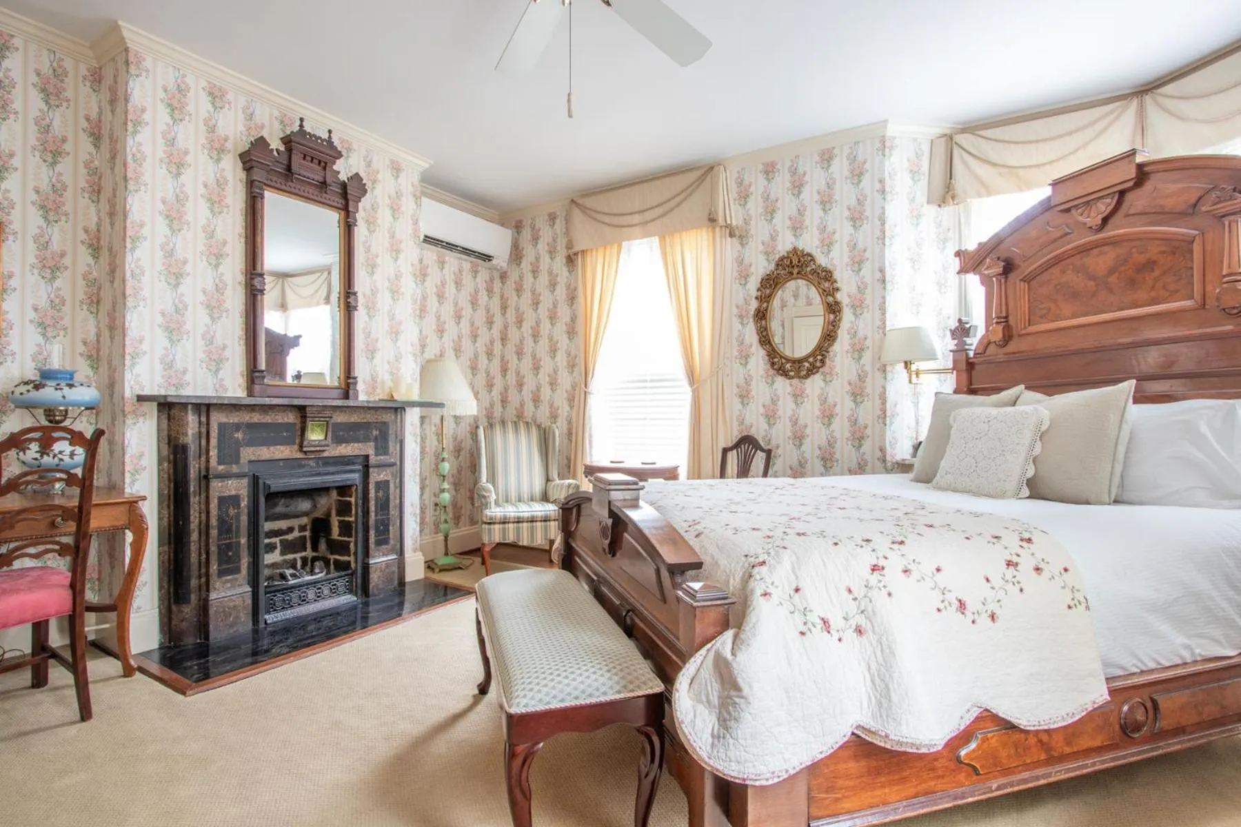 Bed in The Oaks Victorian Inn
