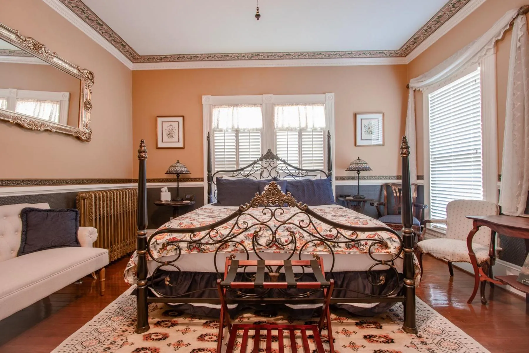 Bed in The Oaks Victorian Inn