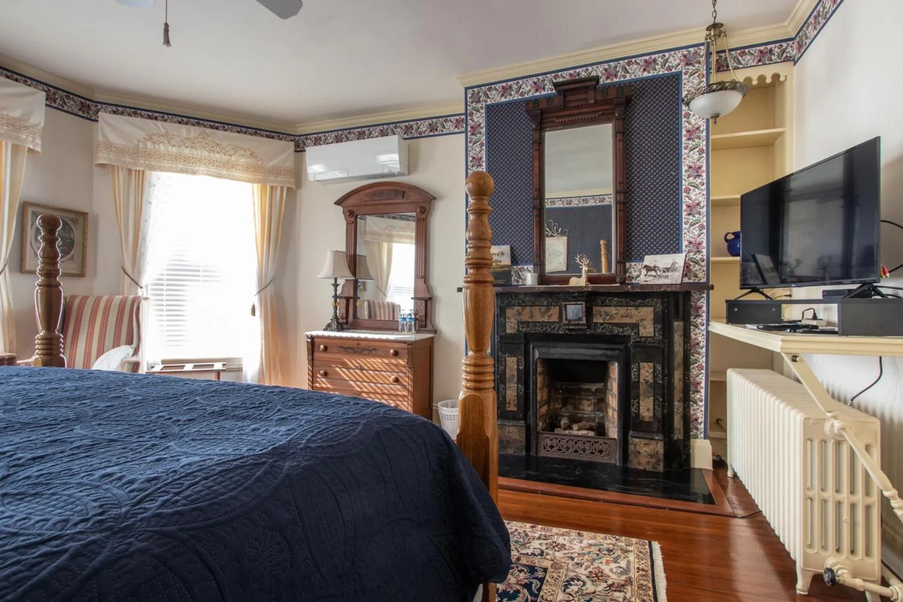 Bed in The Oaks Victorian Inn