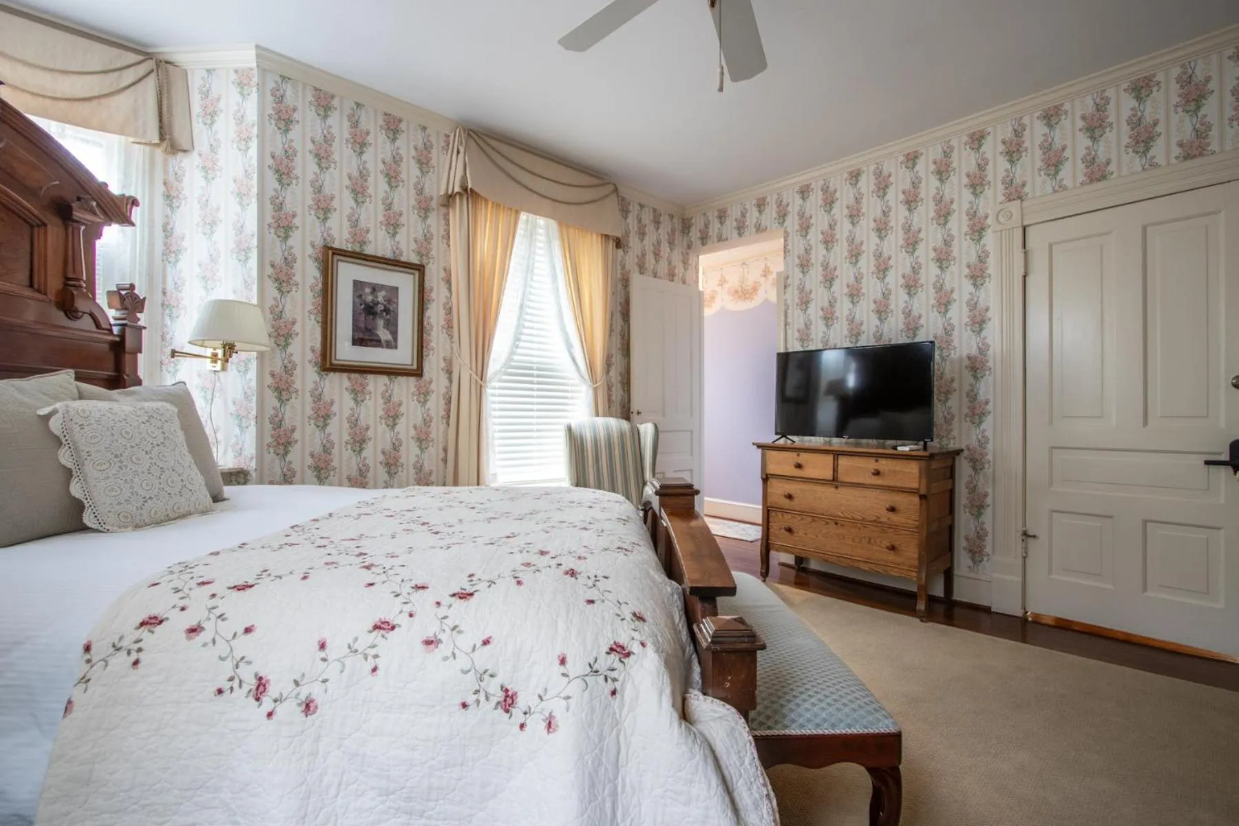 Bed in The Oaks Victorian Inn