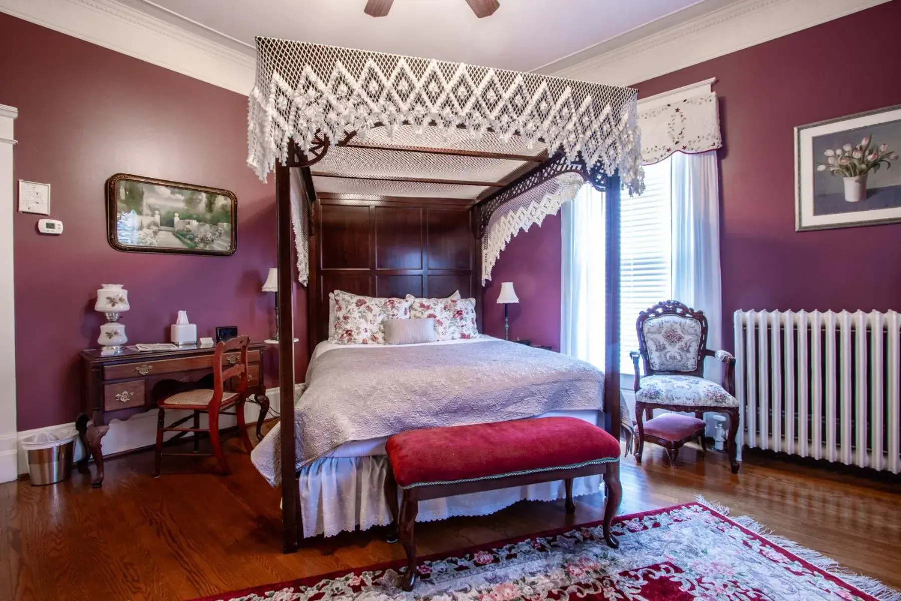 Standard Queen Room in The Oaks Victorian Inn Standard Queen Room in The Oaks Victorian Inn