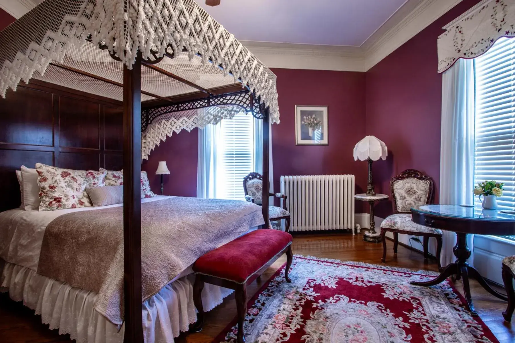 Standard Queen Room in The Oaks Victorian Inn Standard Queen Room in The Oaks Victorian Inn