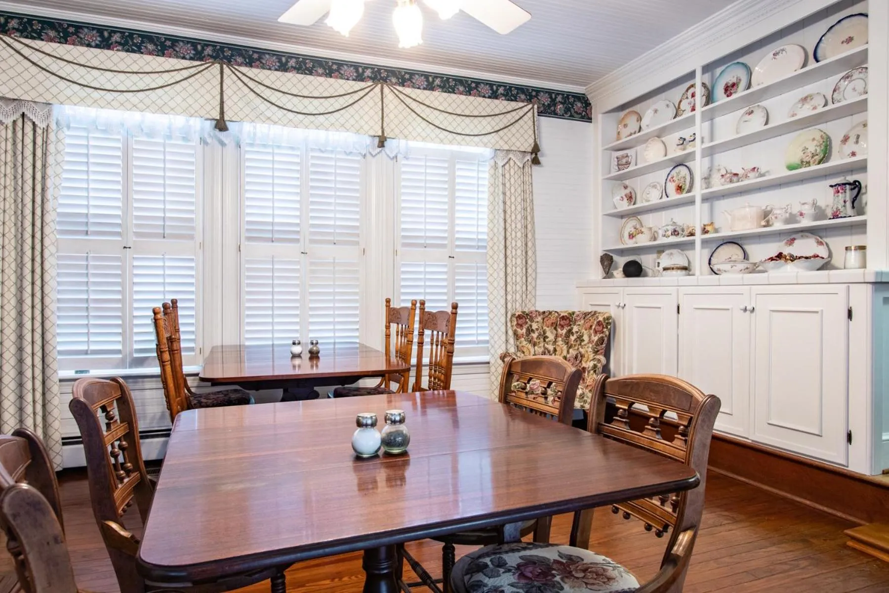 The Oaks Victorian Inn