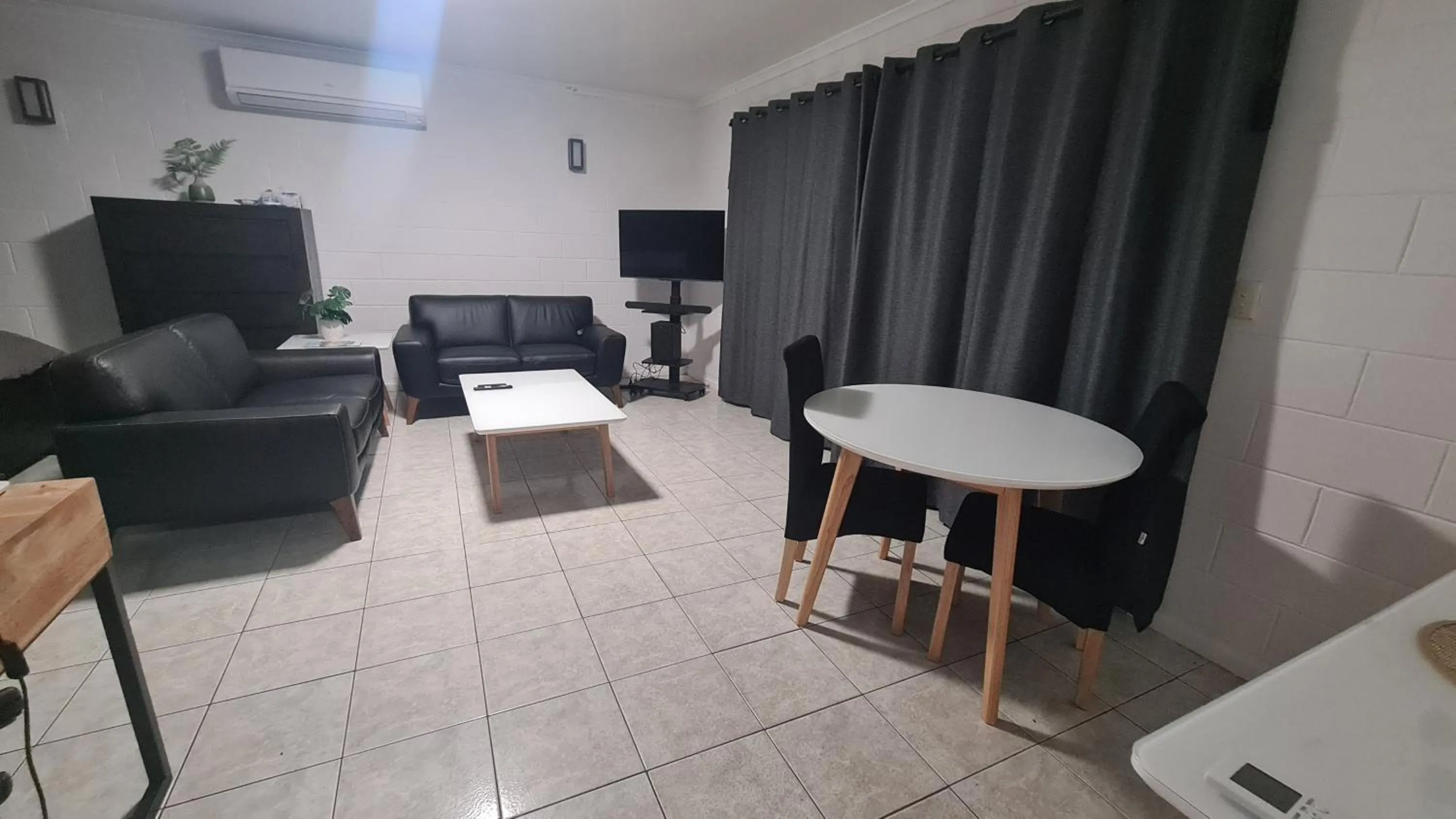 TV and multimedia in Emthree Seaside Apartments