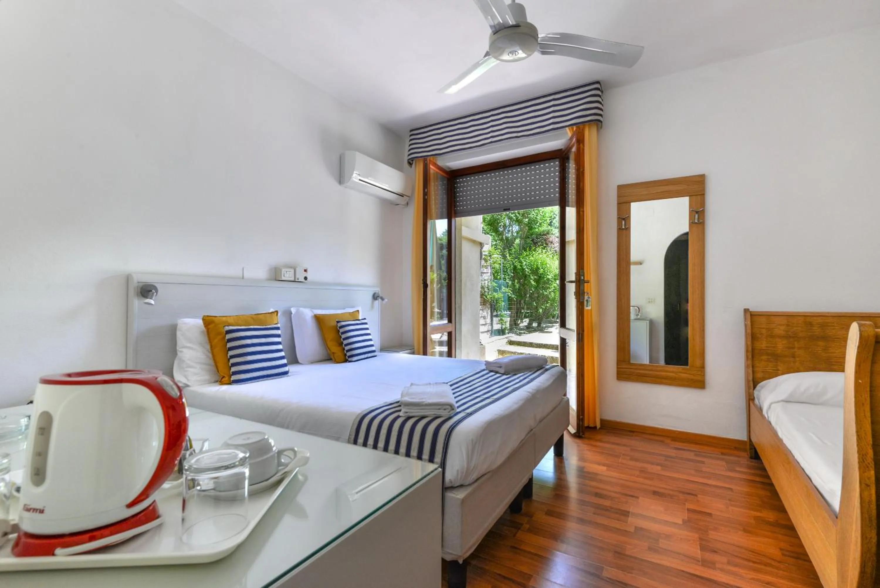 Bedroom, Bed in Hotel Le Acacie