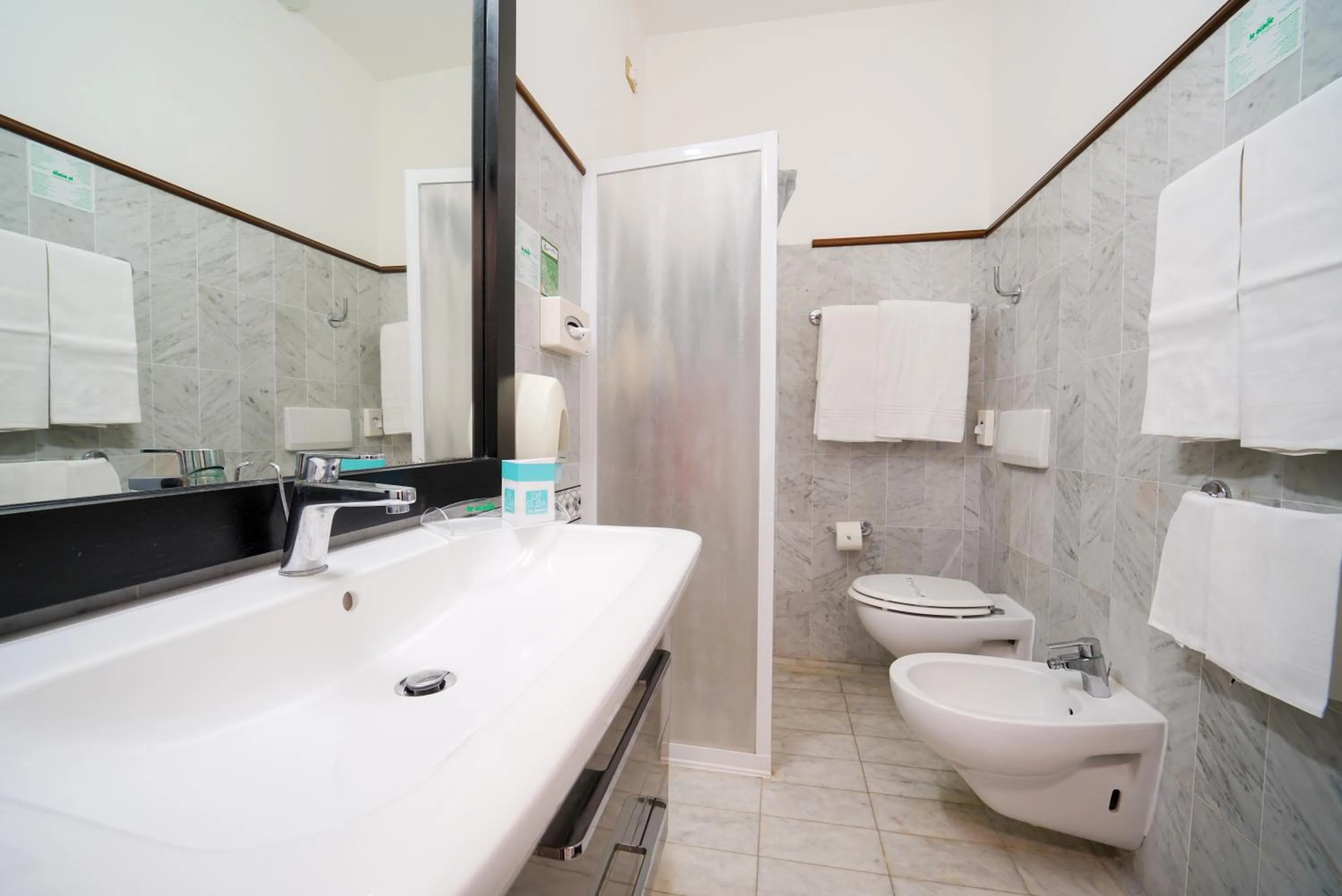 Bathroom in Hotel Le Acacie