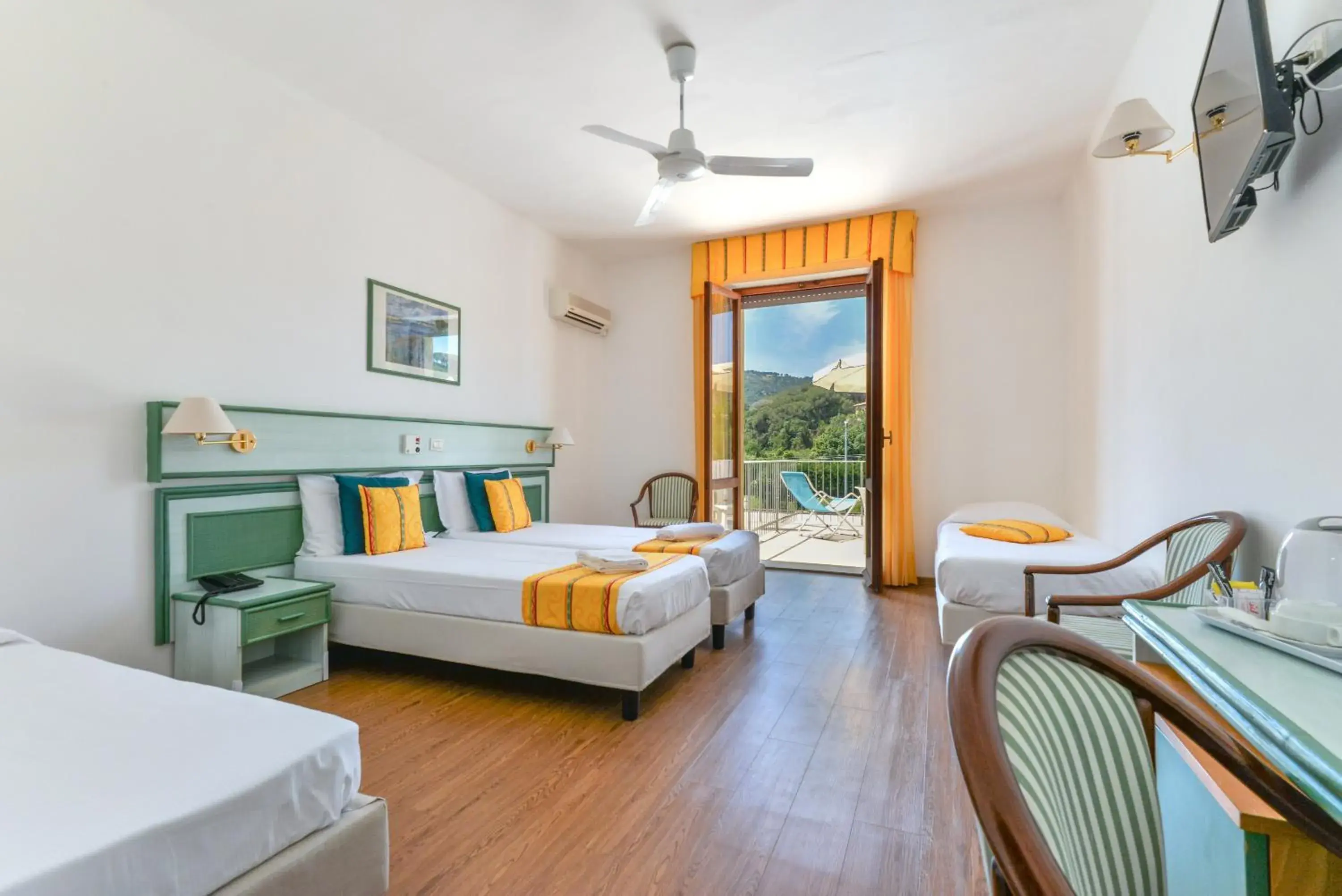 Classic Quadruple Room in Hotel Le Acacie Classic Quadruple Room in Hotel Le Acacie