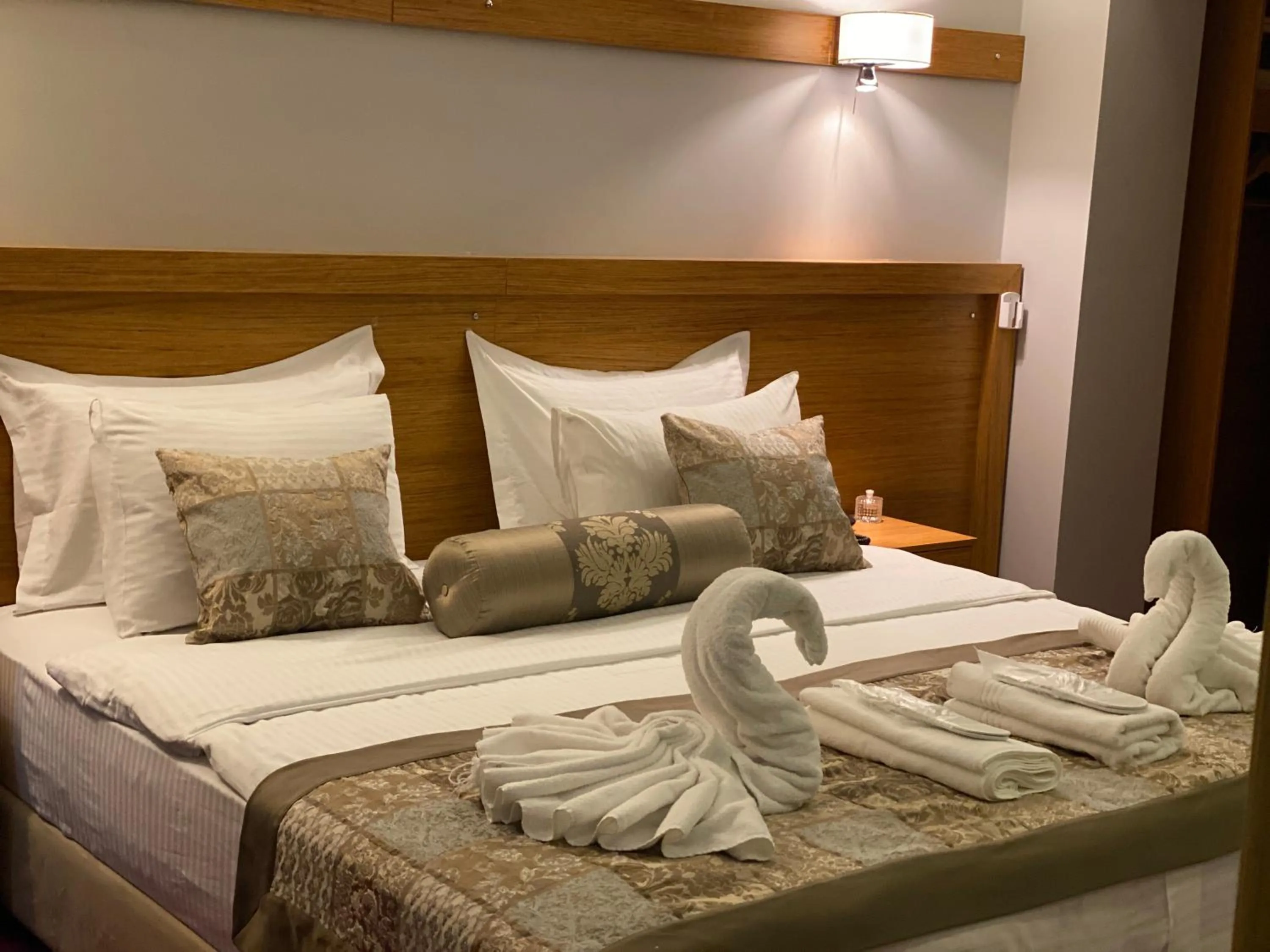 Photo of the whole room, Bed in Won Plaza