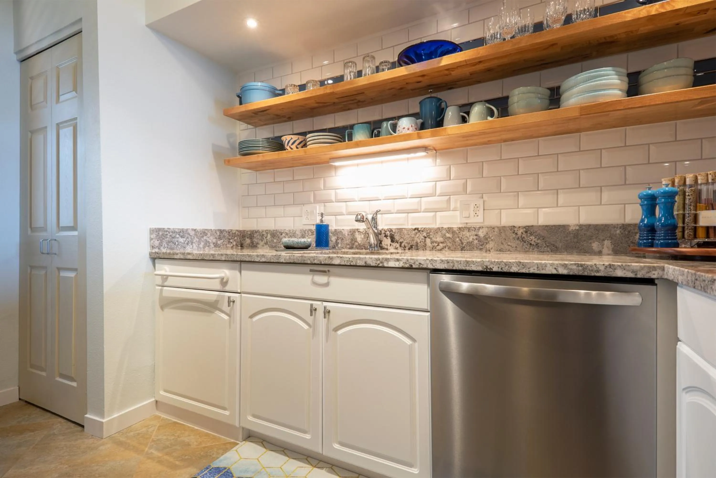 Kitchen or kitchenette in Hale Mai Hopohopo
