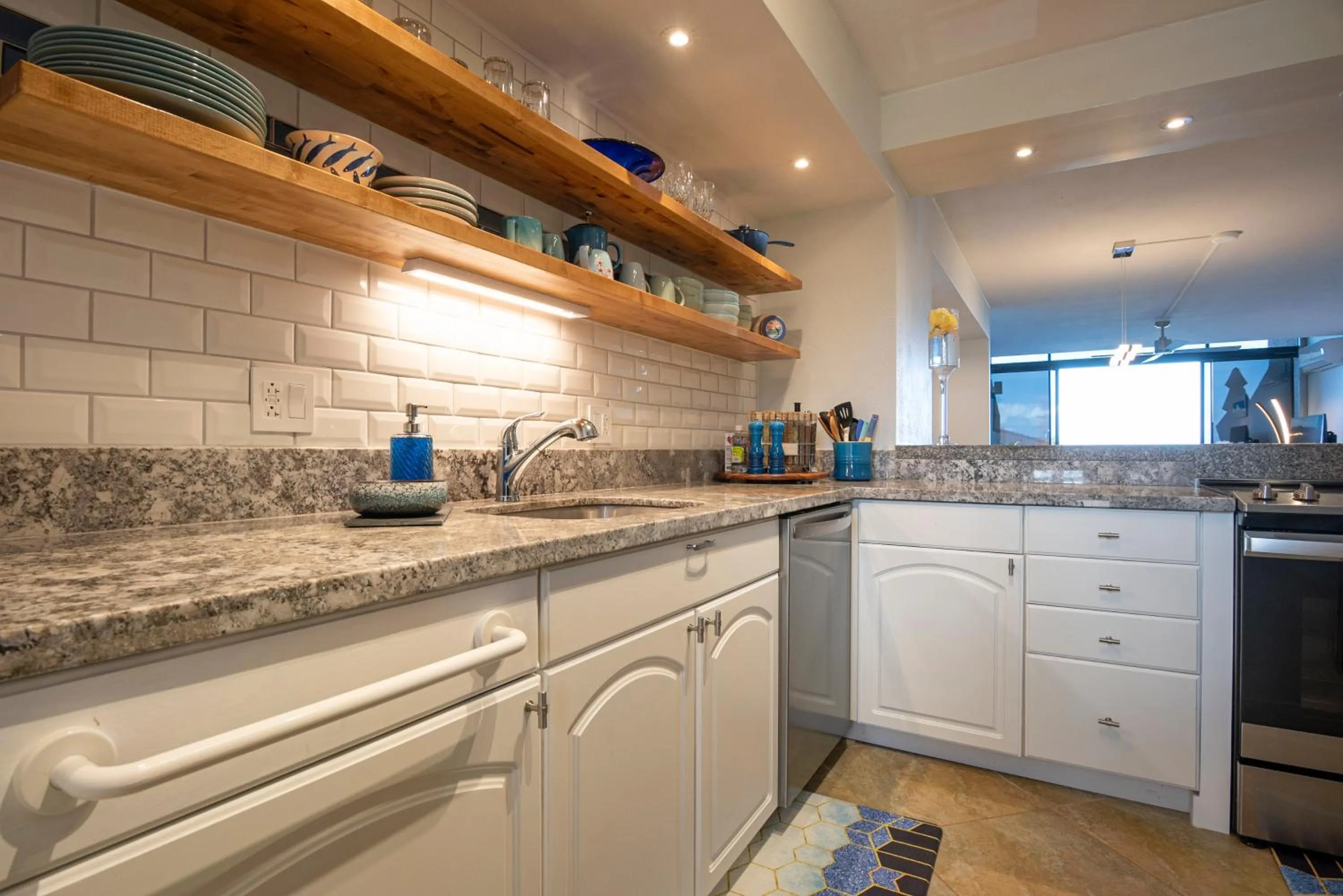 Kitchen or kitchenette in Hale Mai Hopohopo
