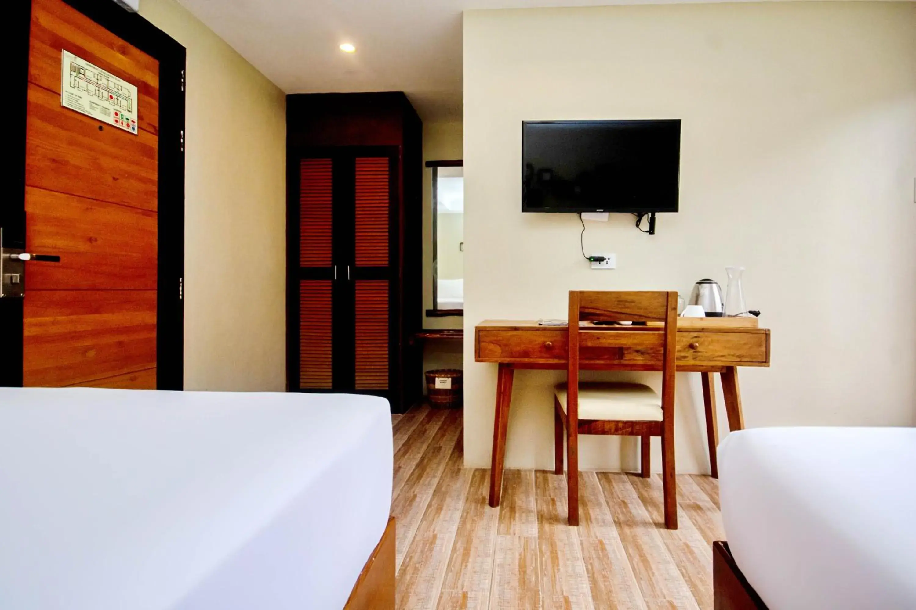 TV and multimedia, Bed in Serene La Playa Boracay TV and multimedia, Bed in Serene La Playa Boracay