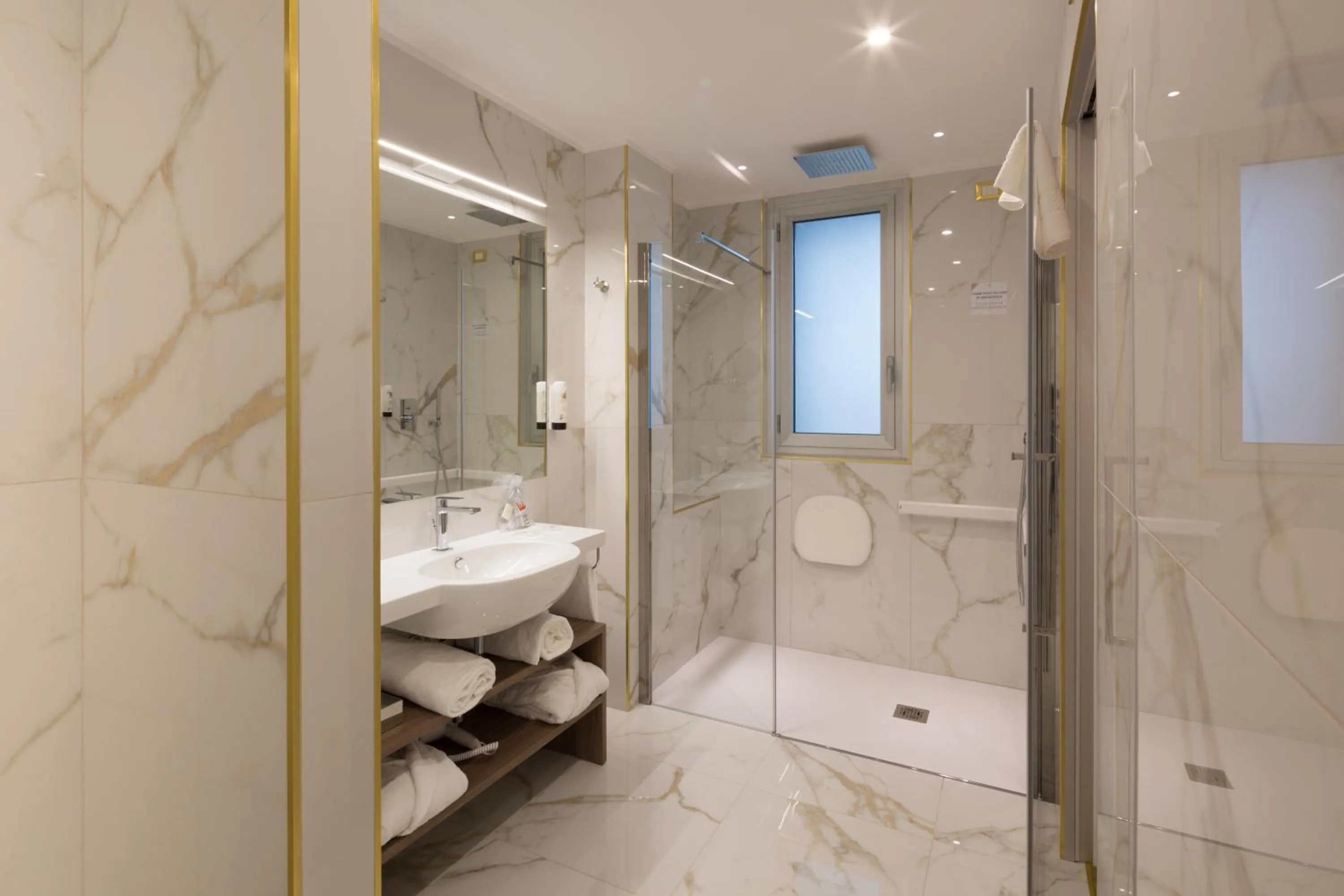 Shower in Hotel Nasco