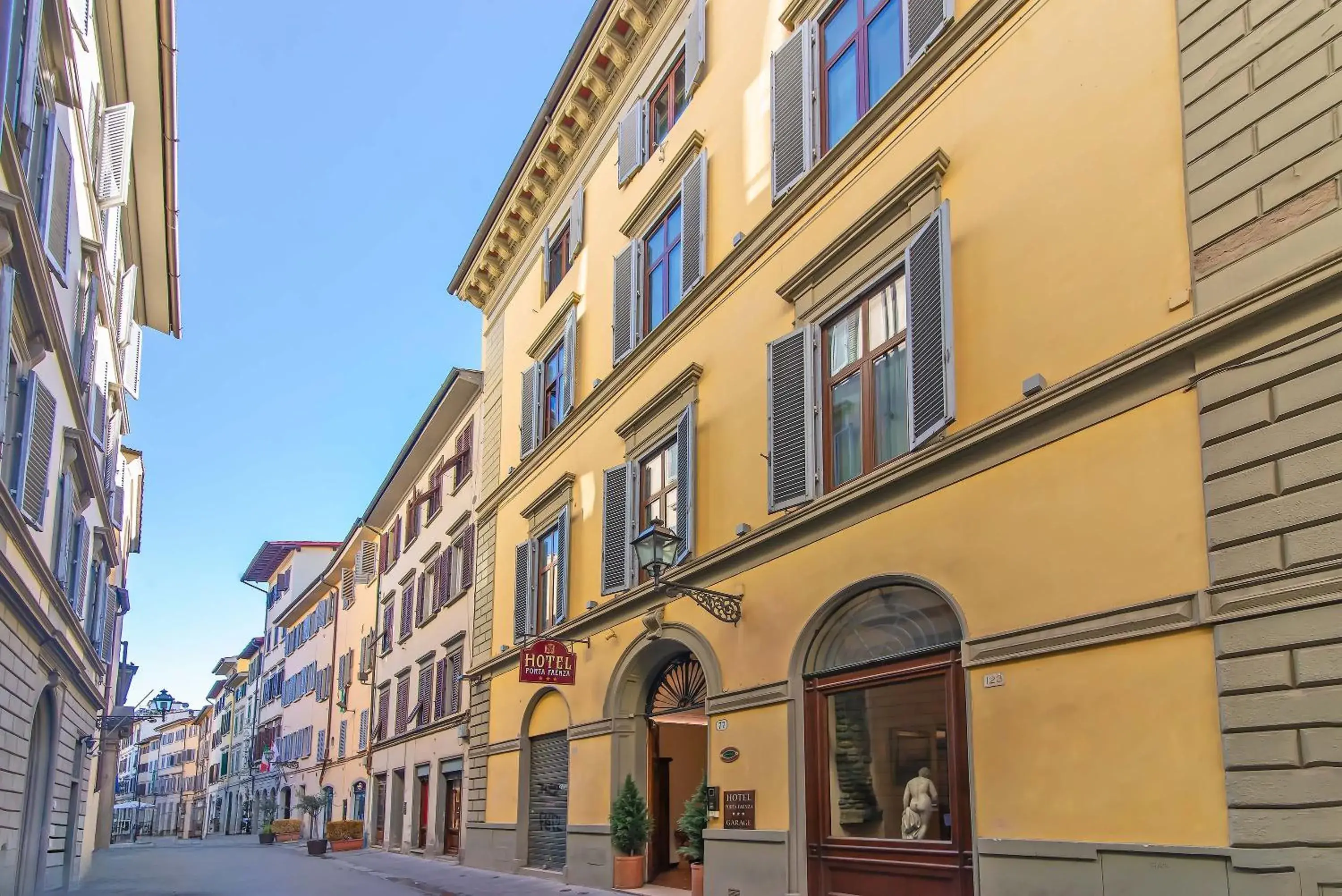 Property building in Hotel Porta Faenza Property building in Hotel Porta Faenza