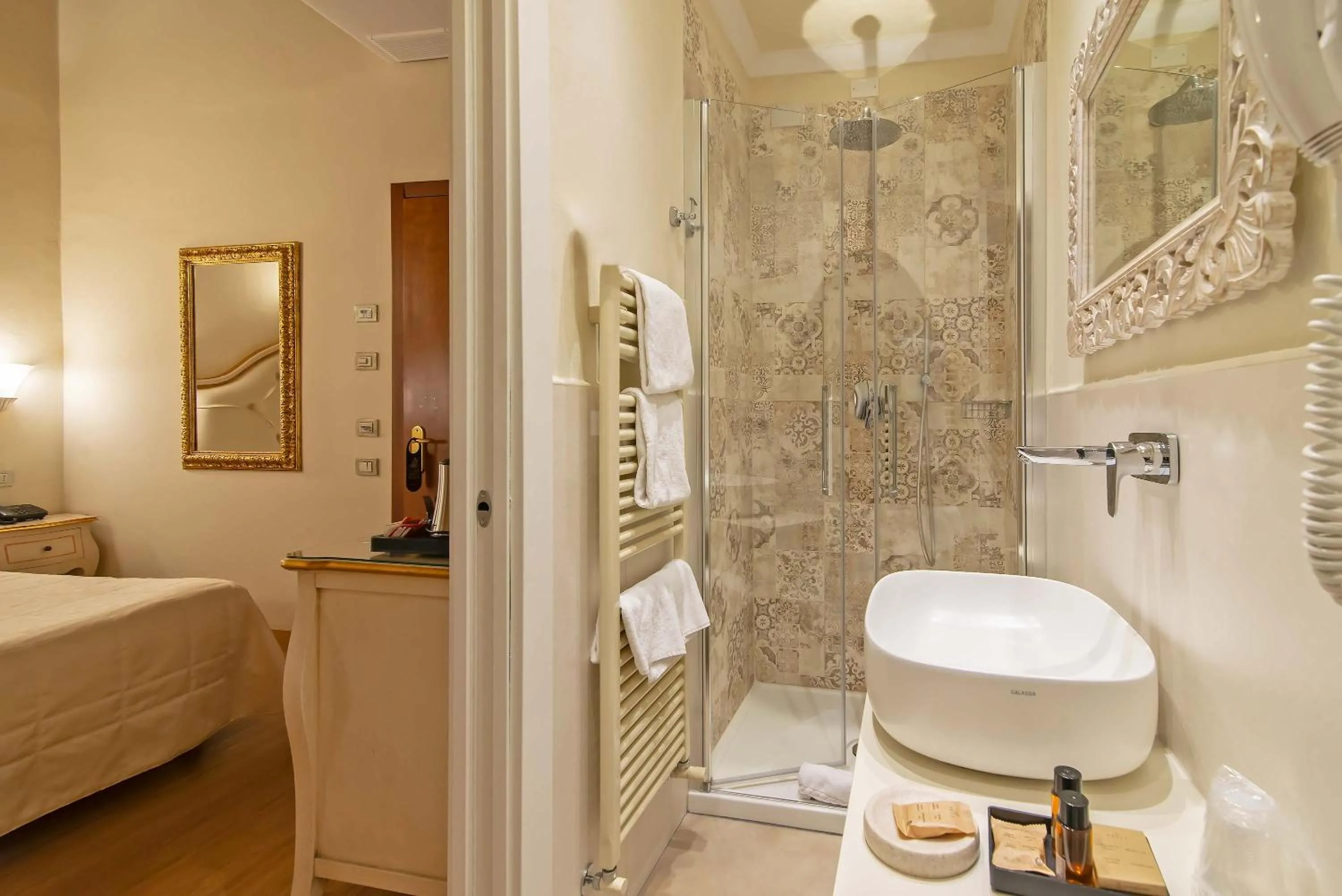 Shower, Bed in Hotel Porta Faenza