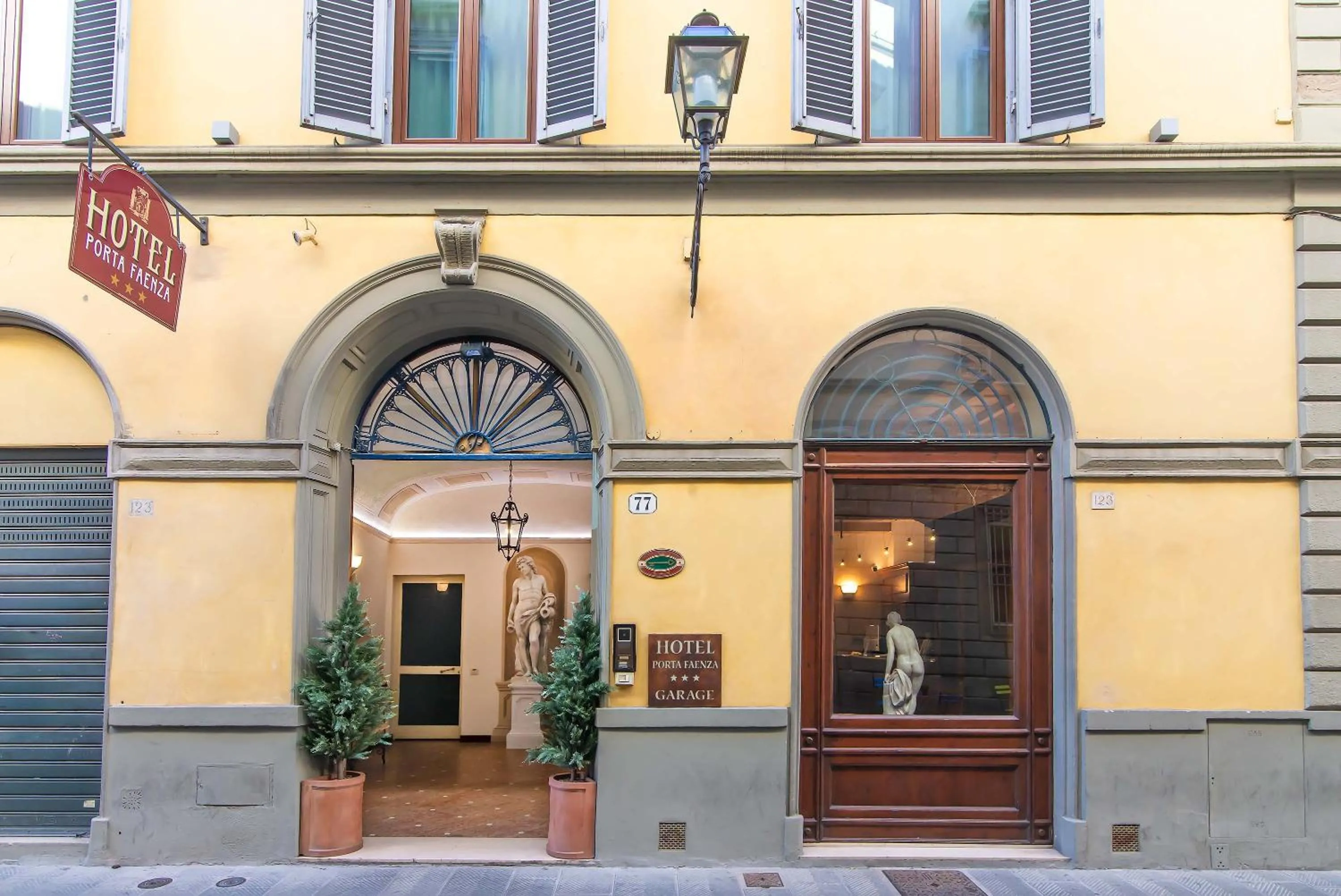 Facade/entrance in Hotel Porta Faenza
