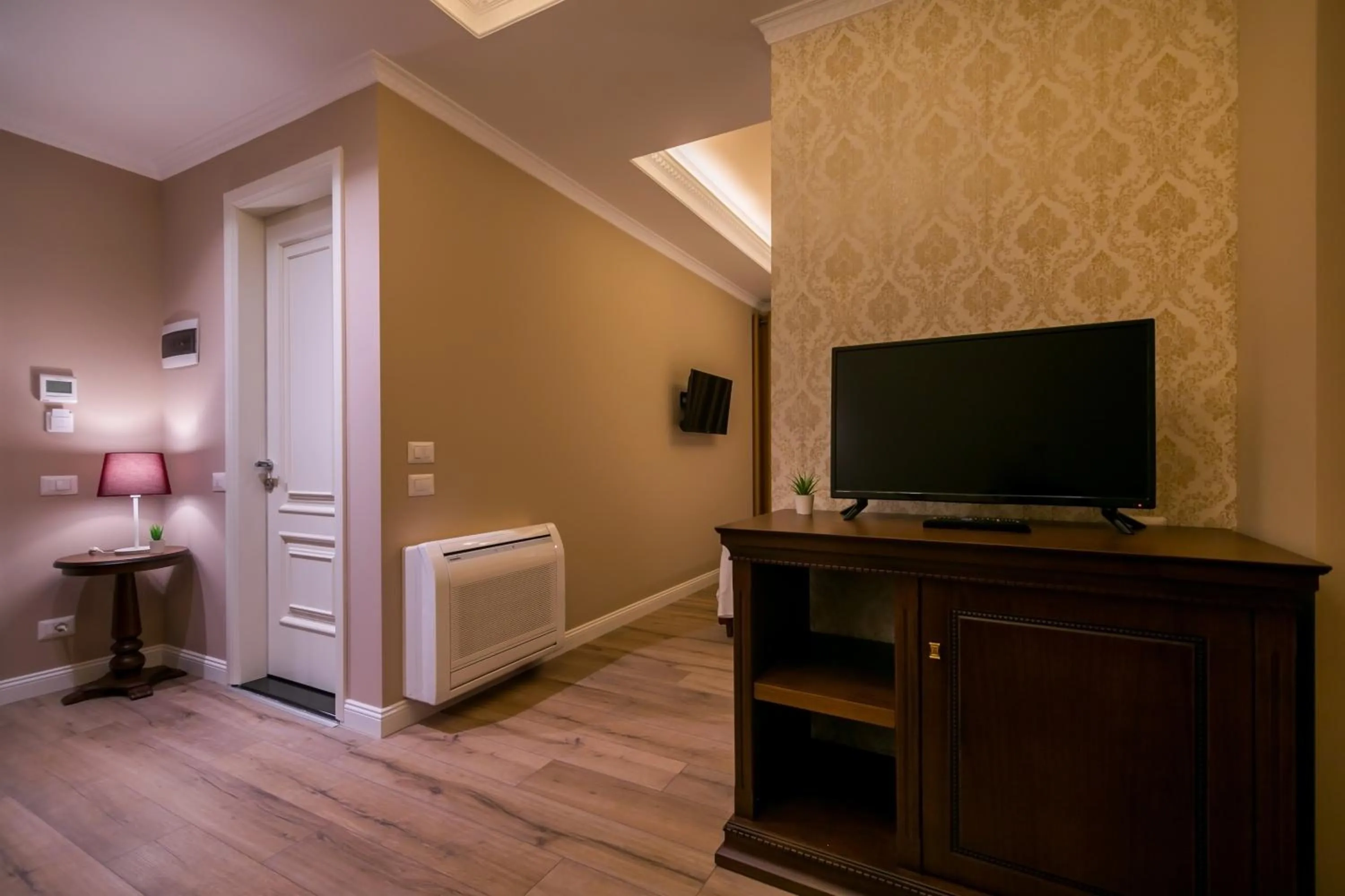 TV and multimedia, Bed in Legacy Boutique Hotel