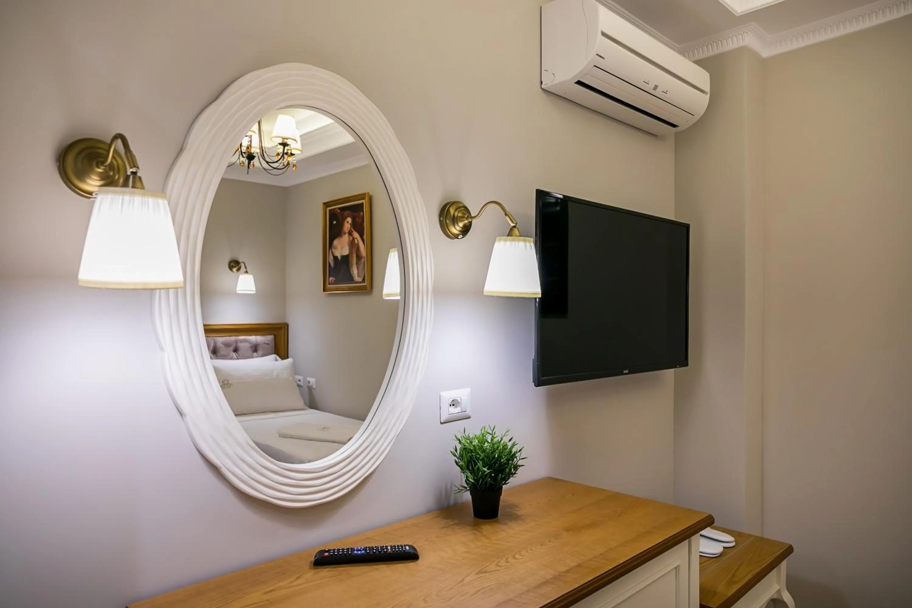 TV and multimedia in Legacy Boutique Hotel