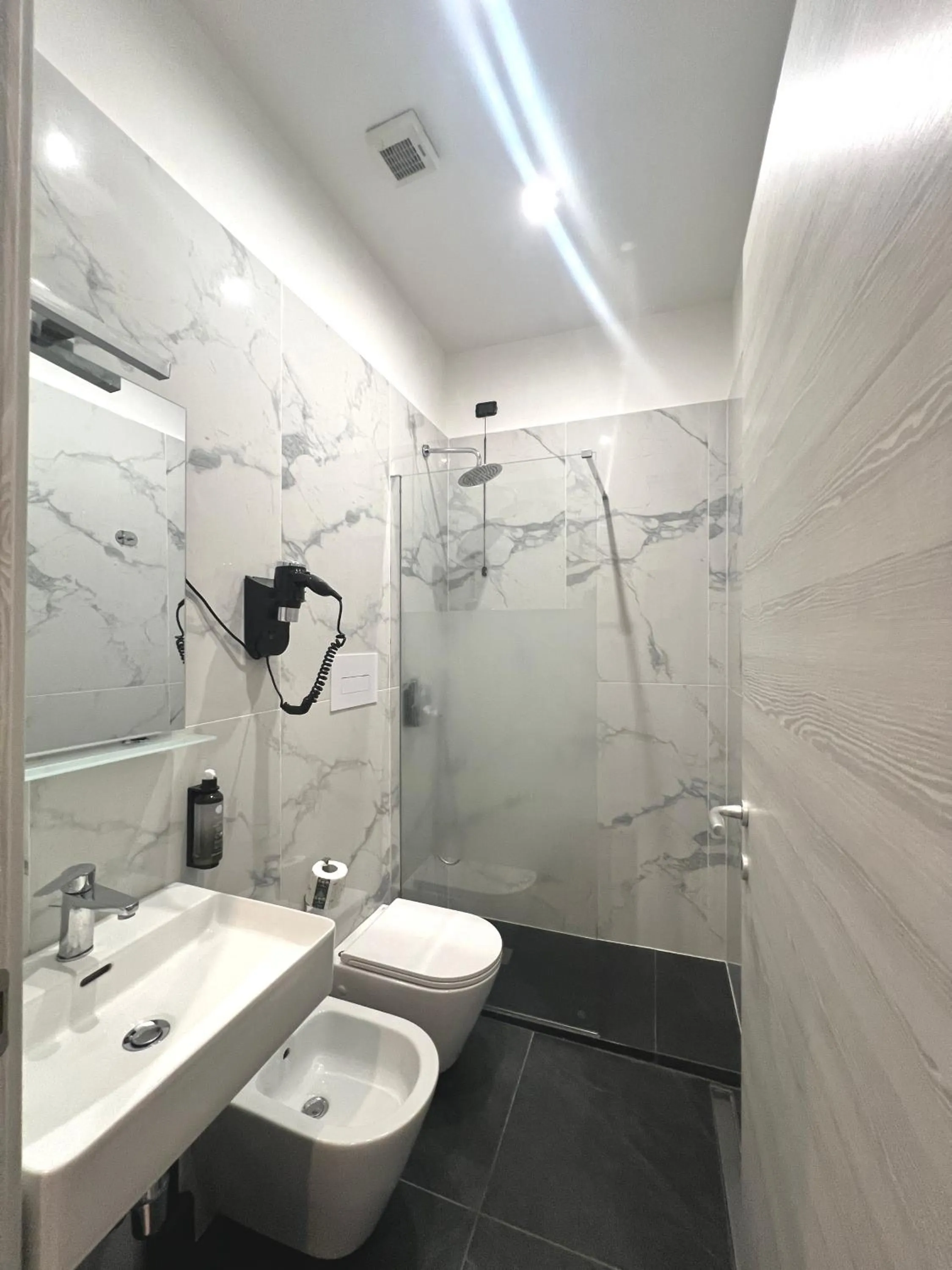 Shower in Hotel Sara