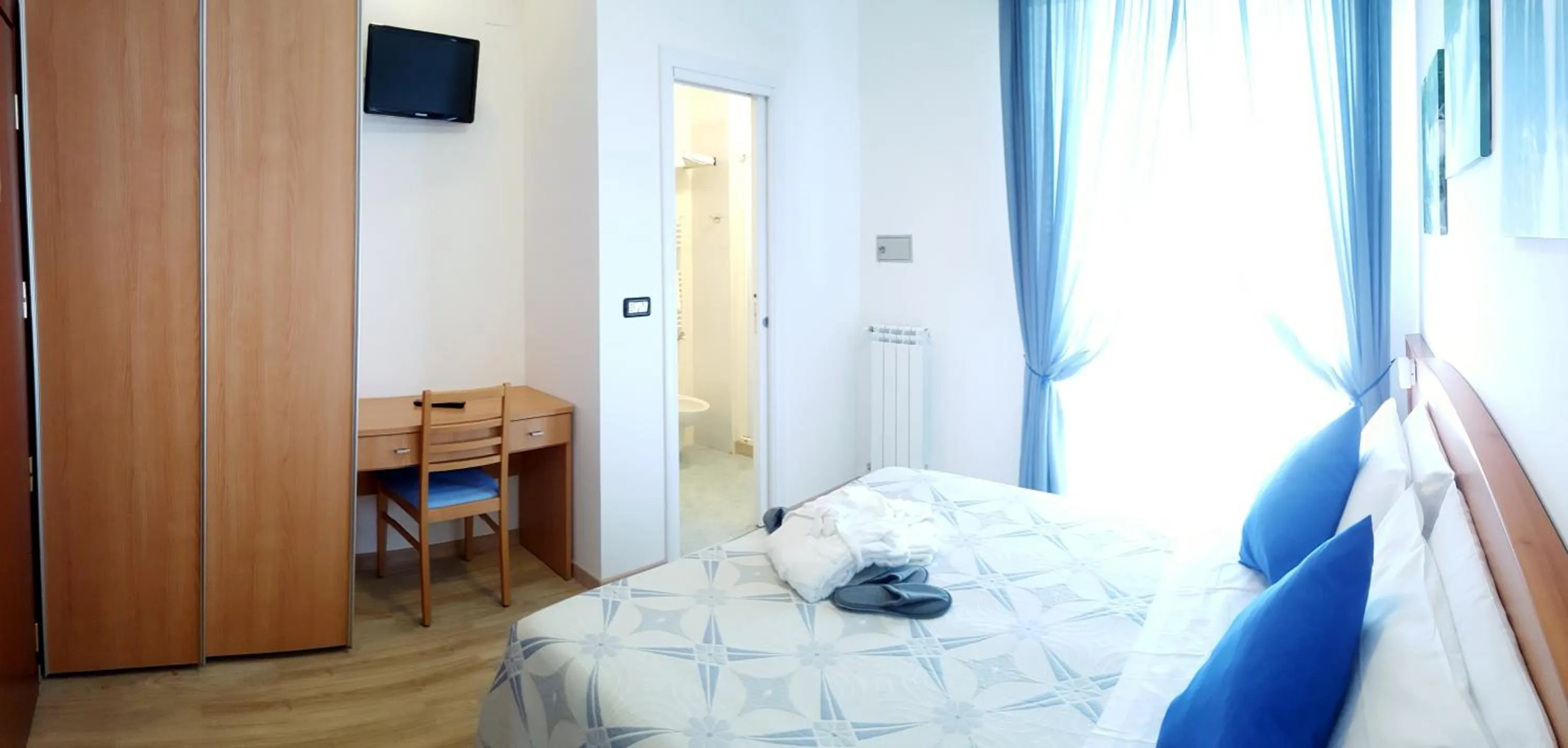 Toilet, Bed in Hotel Mare Blu -- boutique