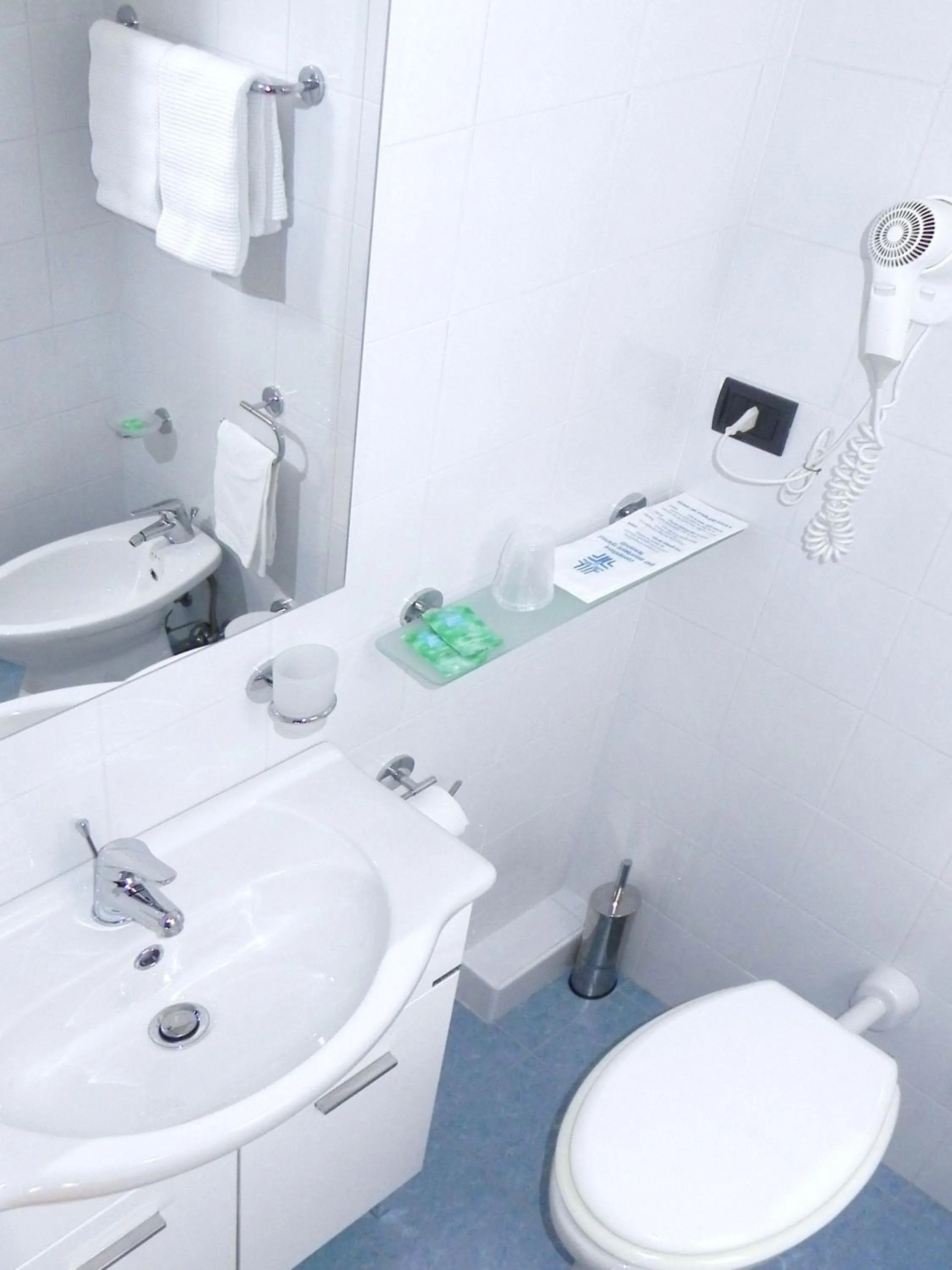 Toilet in Hotel Mare Blu -- boutique