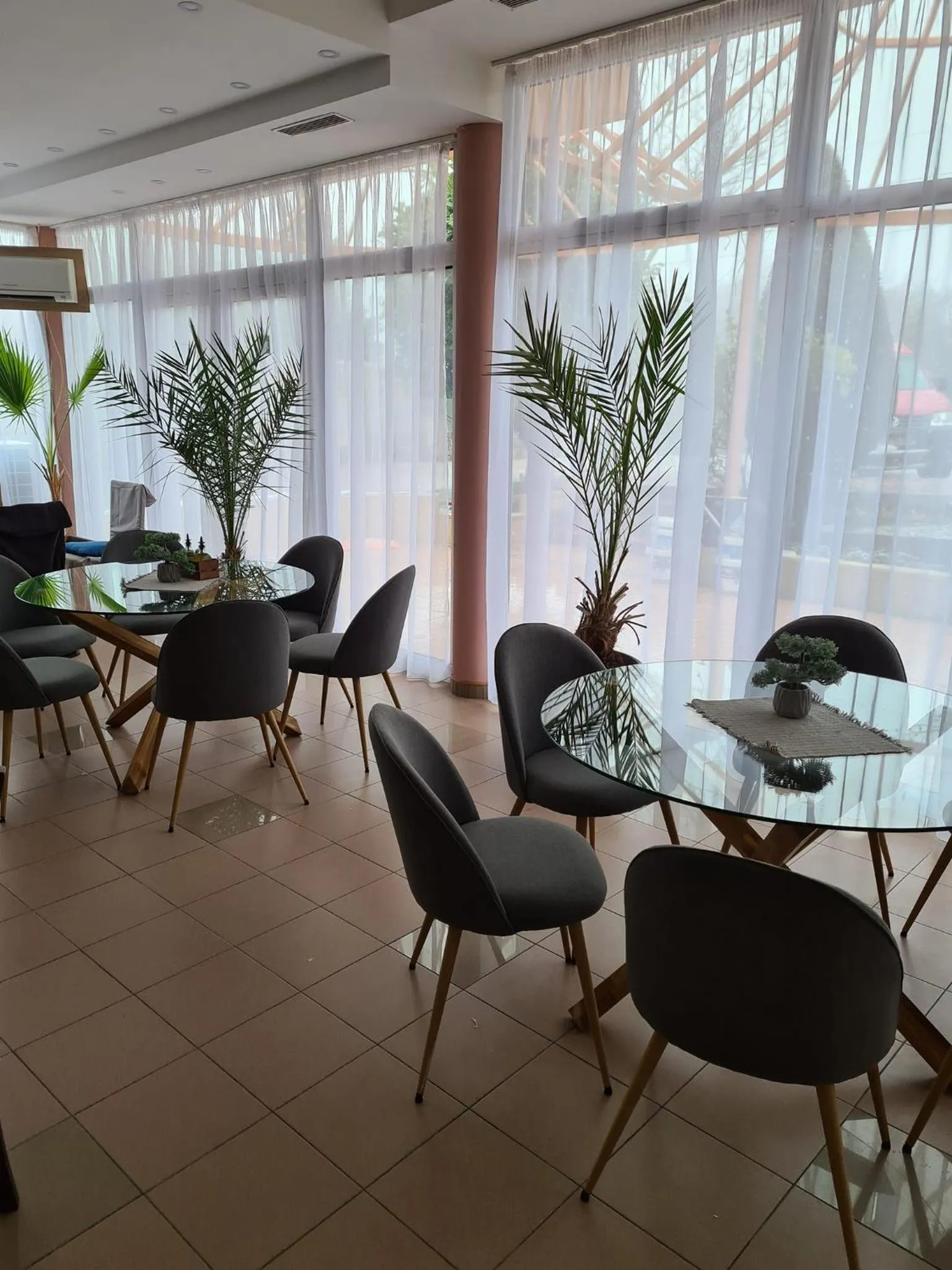 Restaurant/places to eat in HOTEL PARIS Relax Zone