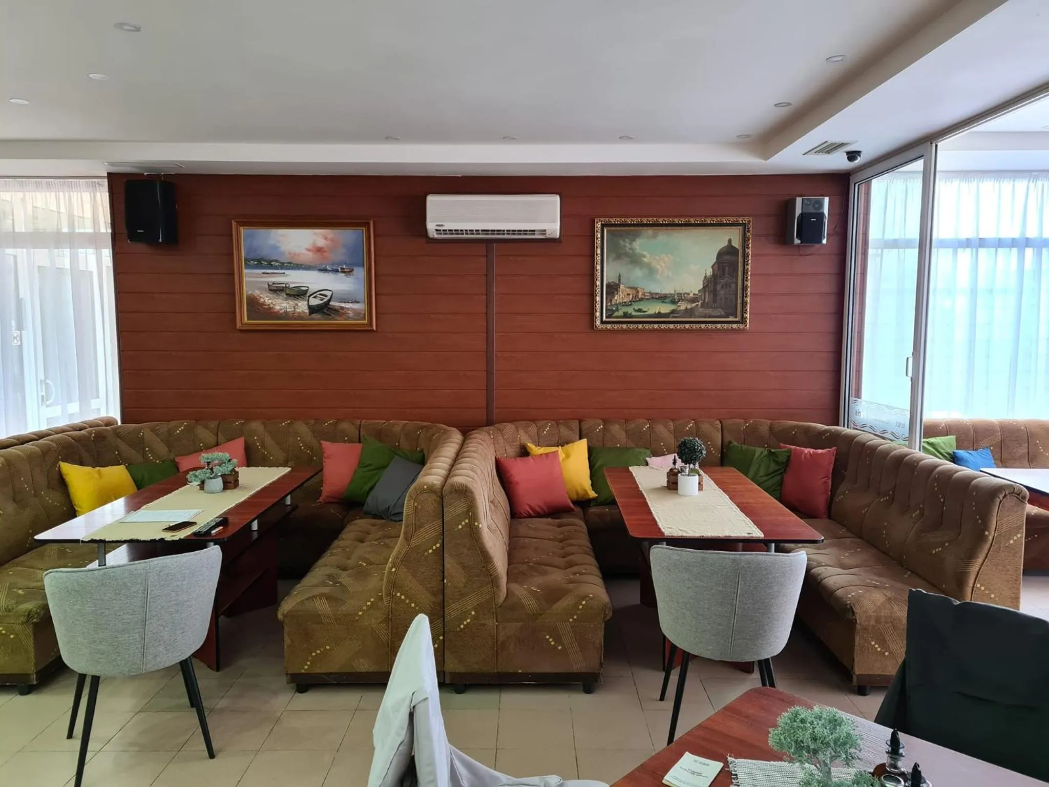 Restaurant/places to eat in HOTEL PARIS Relax Zone