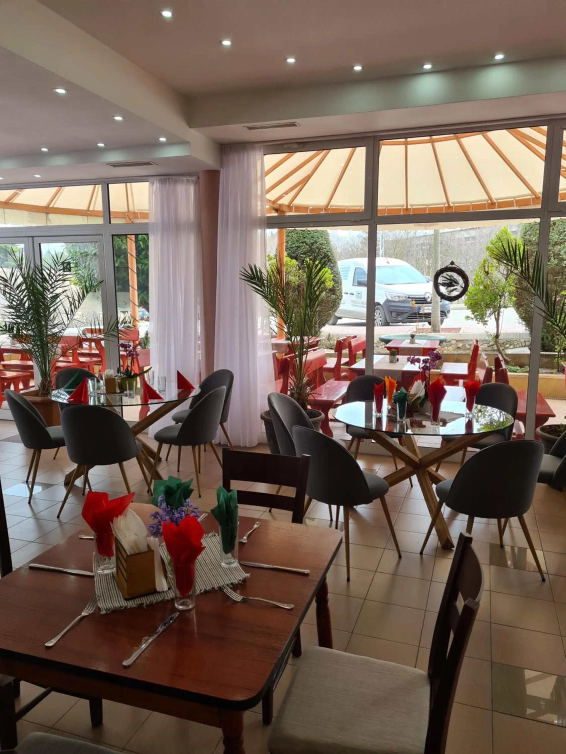 Restaurant/places to eat in HOTEL PARIS Relax Zone