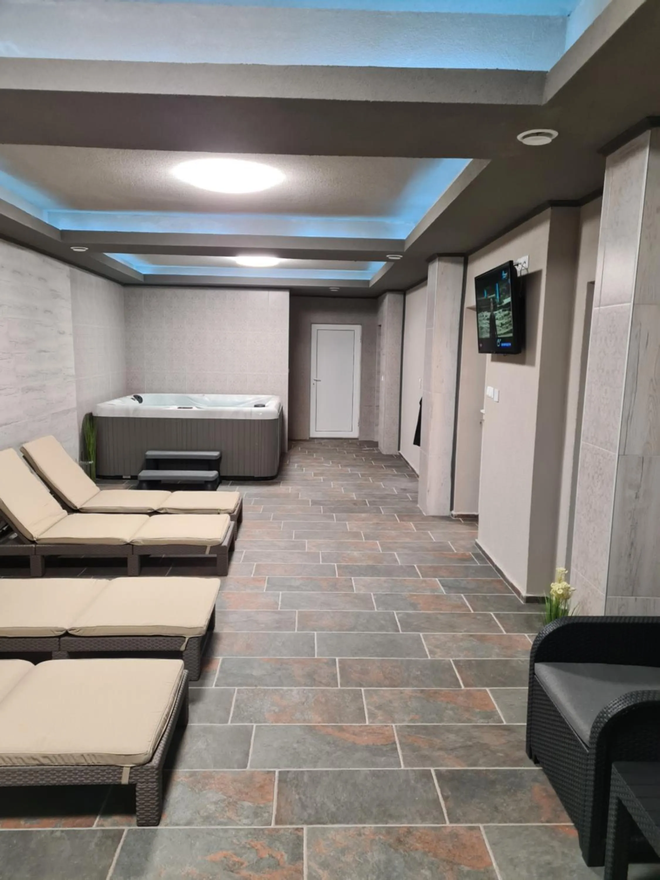 Hot Tub in HOTEL PARIS Relax Zone